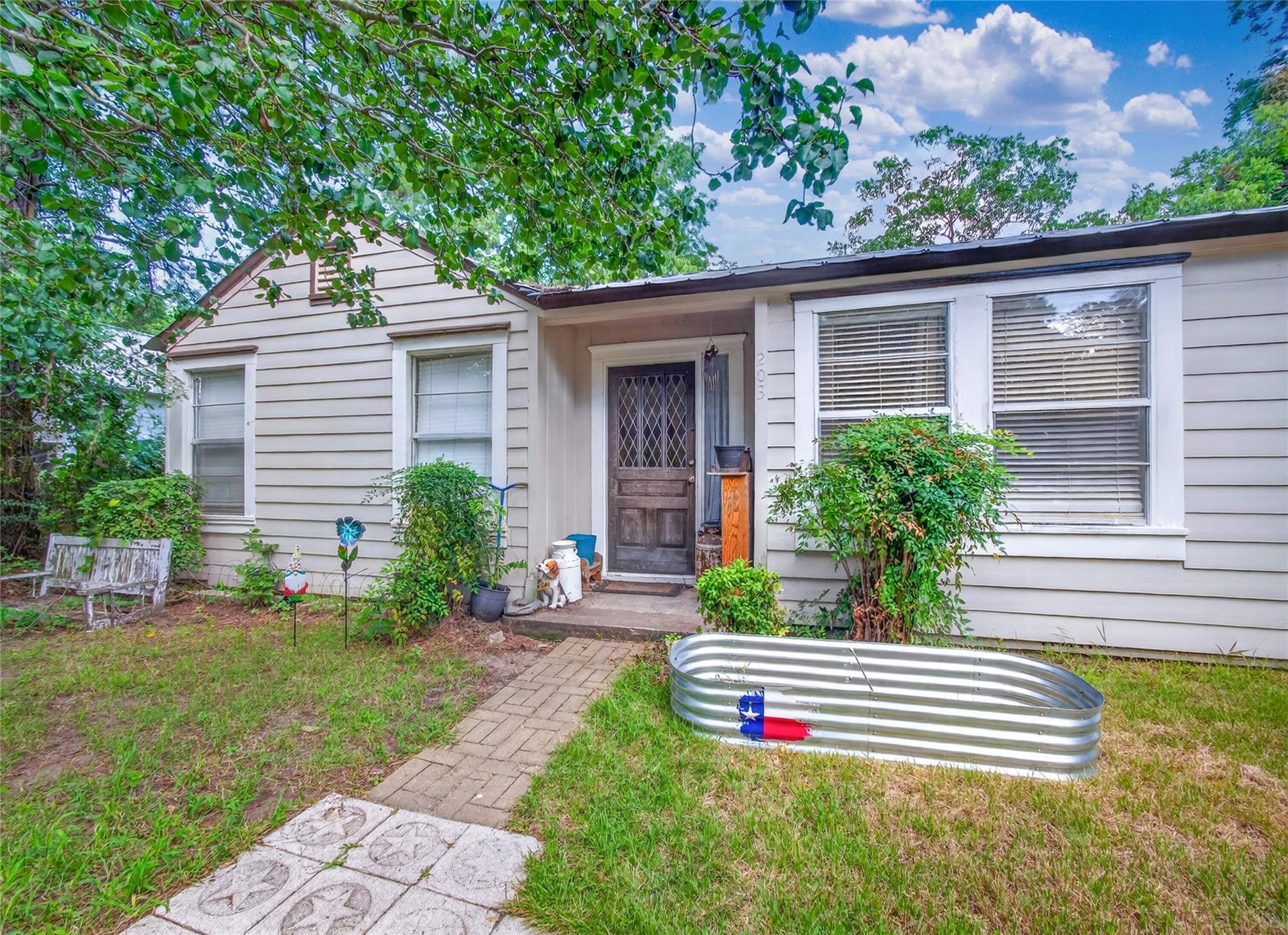 203 Hudgins St Property Photo 3