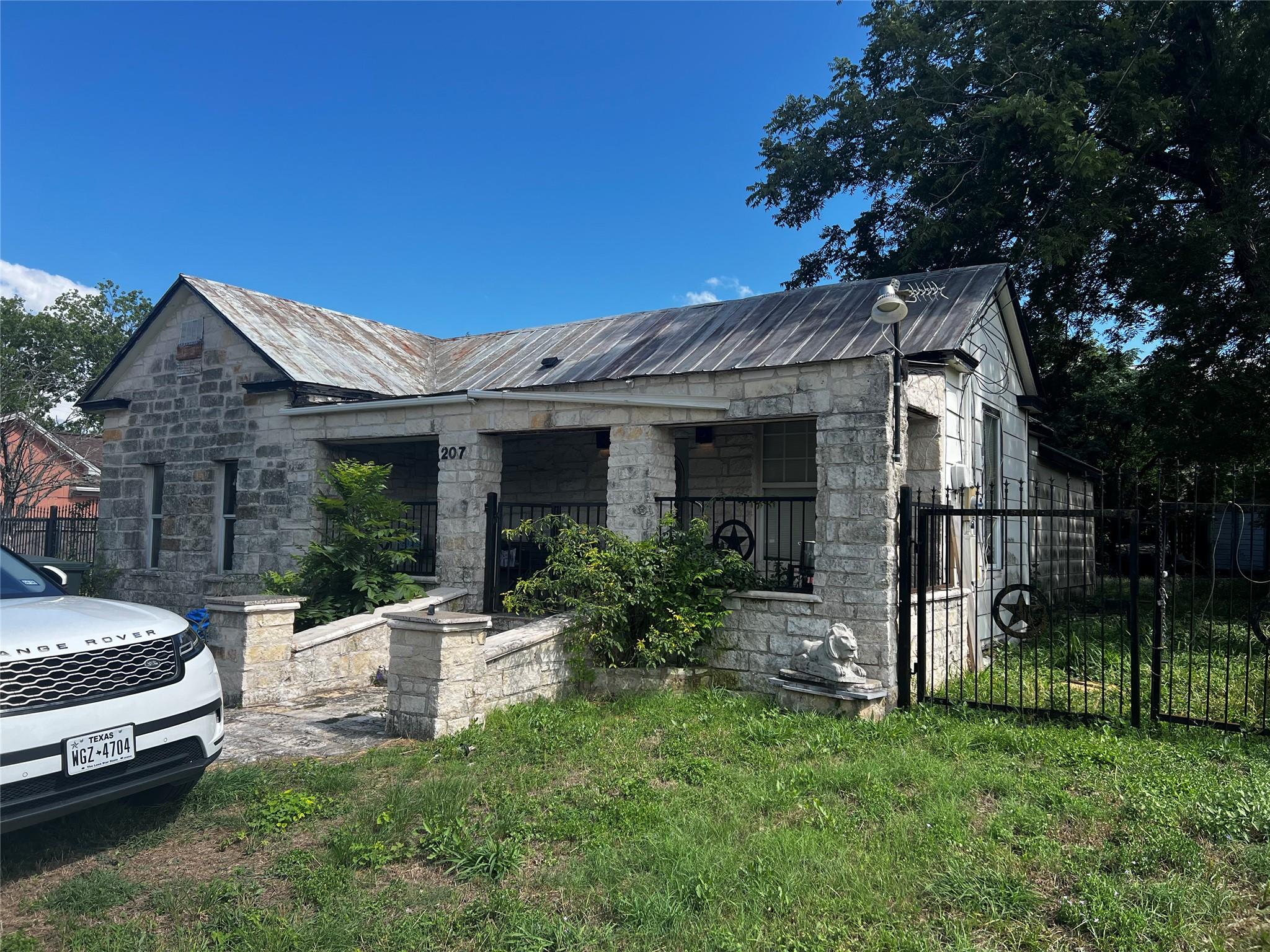 207 Miller St Property Photo 1
