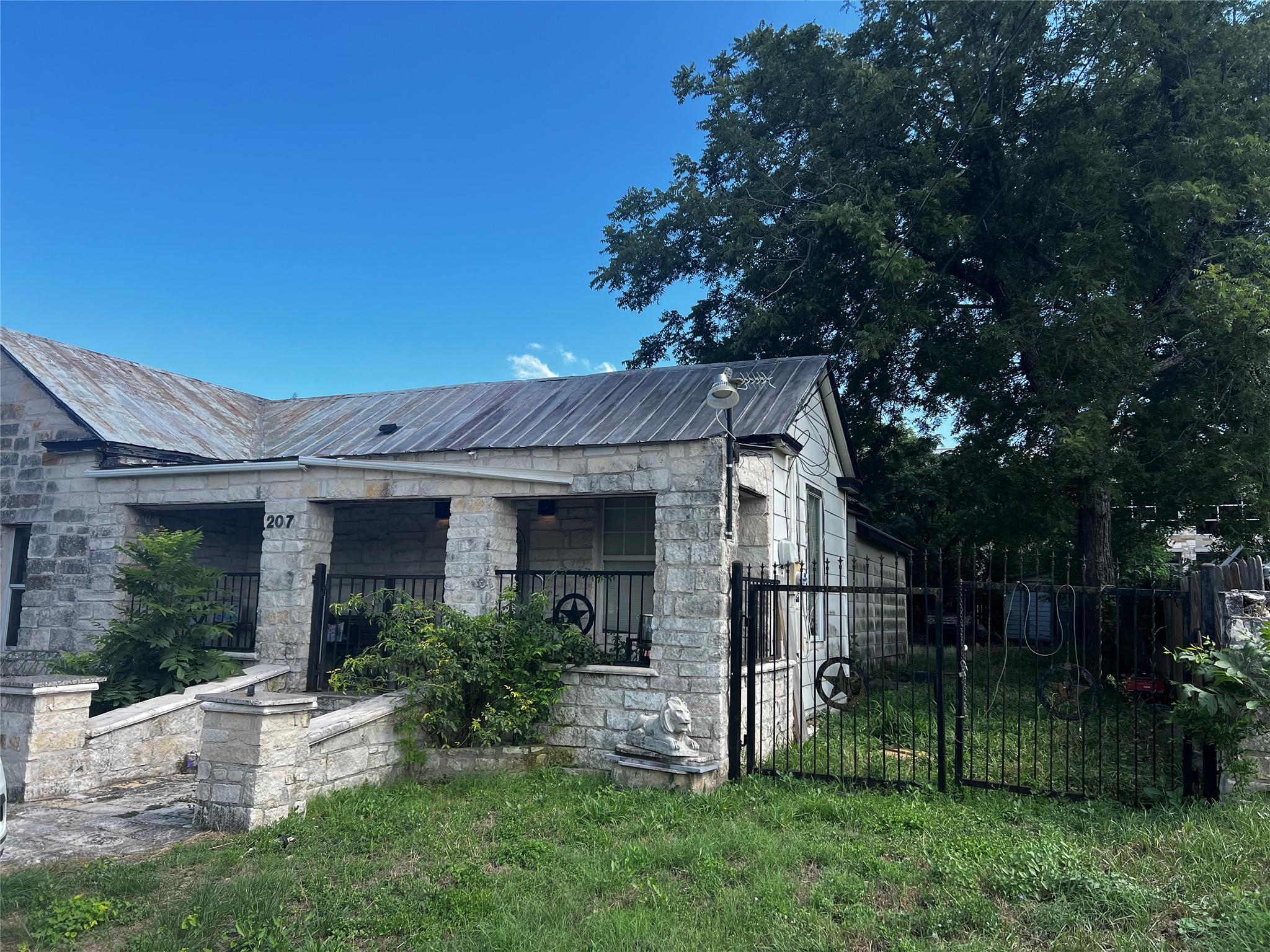 207 Miller St Property Photo 2