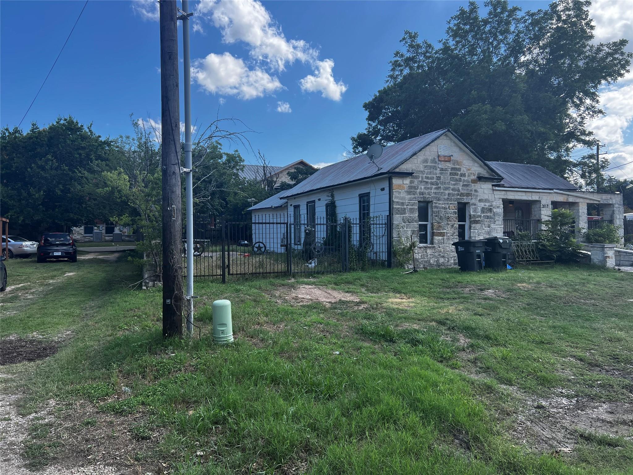 207 Miller St Property Photo 3
