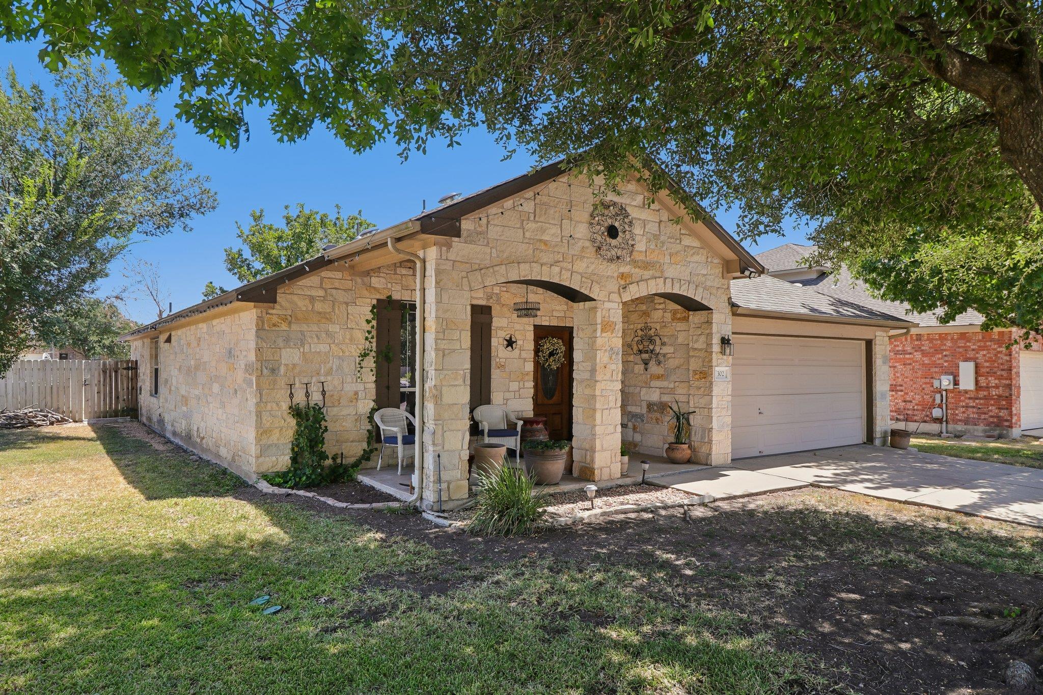 302 Lone Star Blvd Property Photo 2