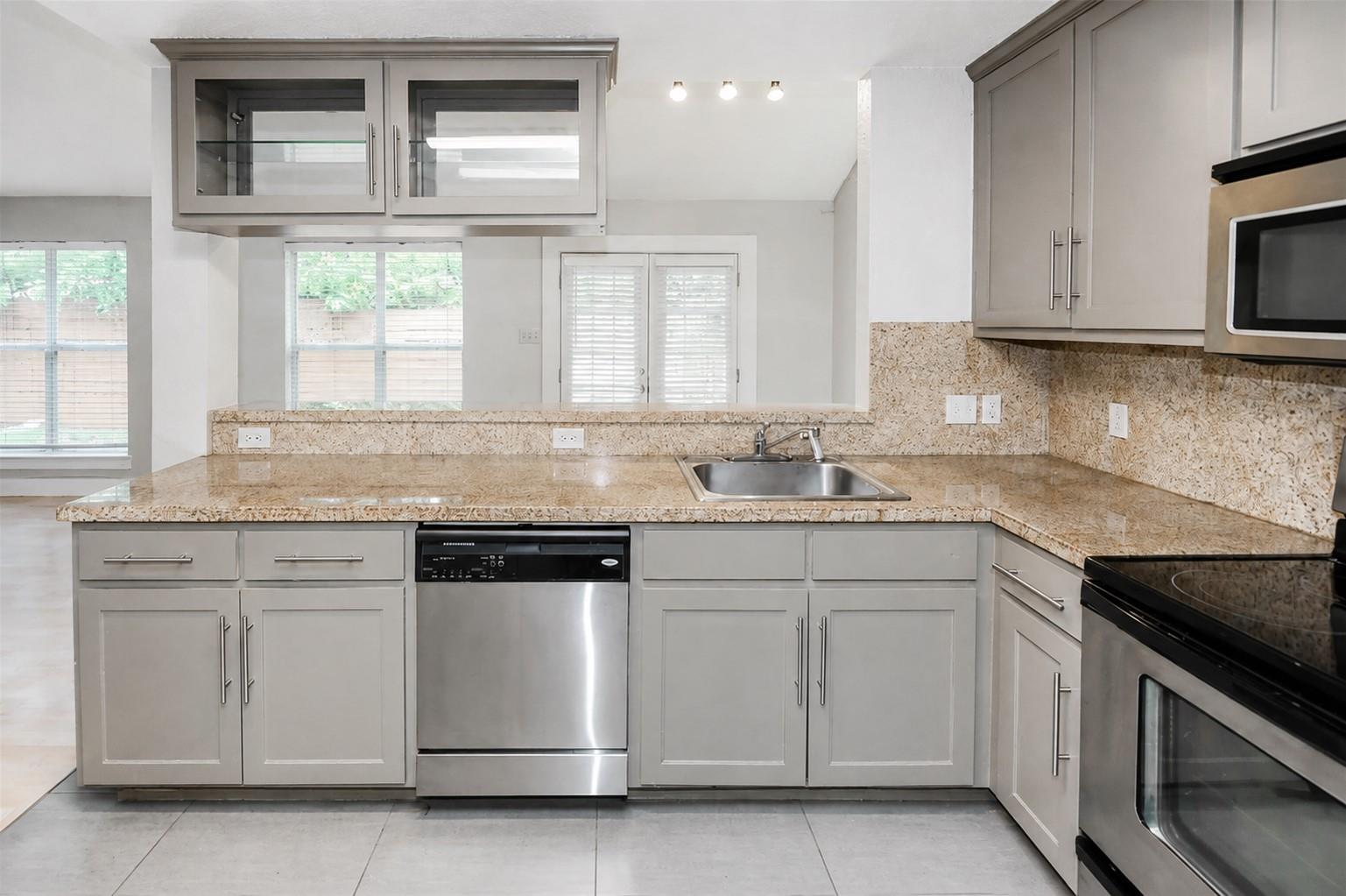 1302 Danbury Sq #a Property Photo 4