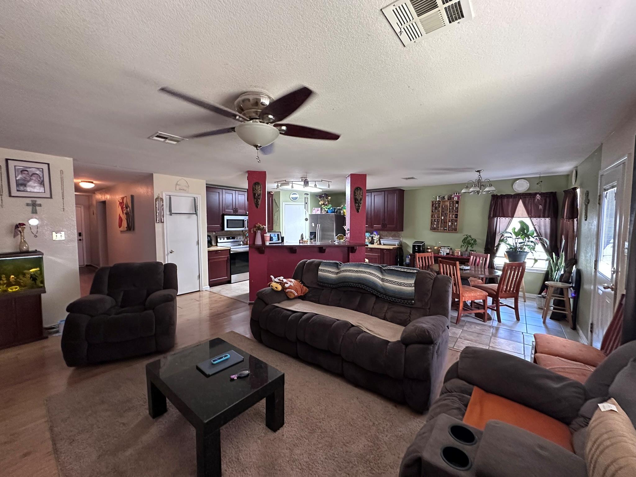 212 Meadow Park Dr Property Photo 3