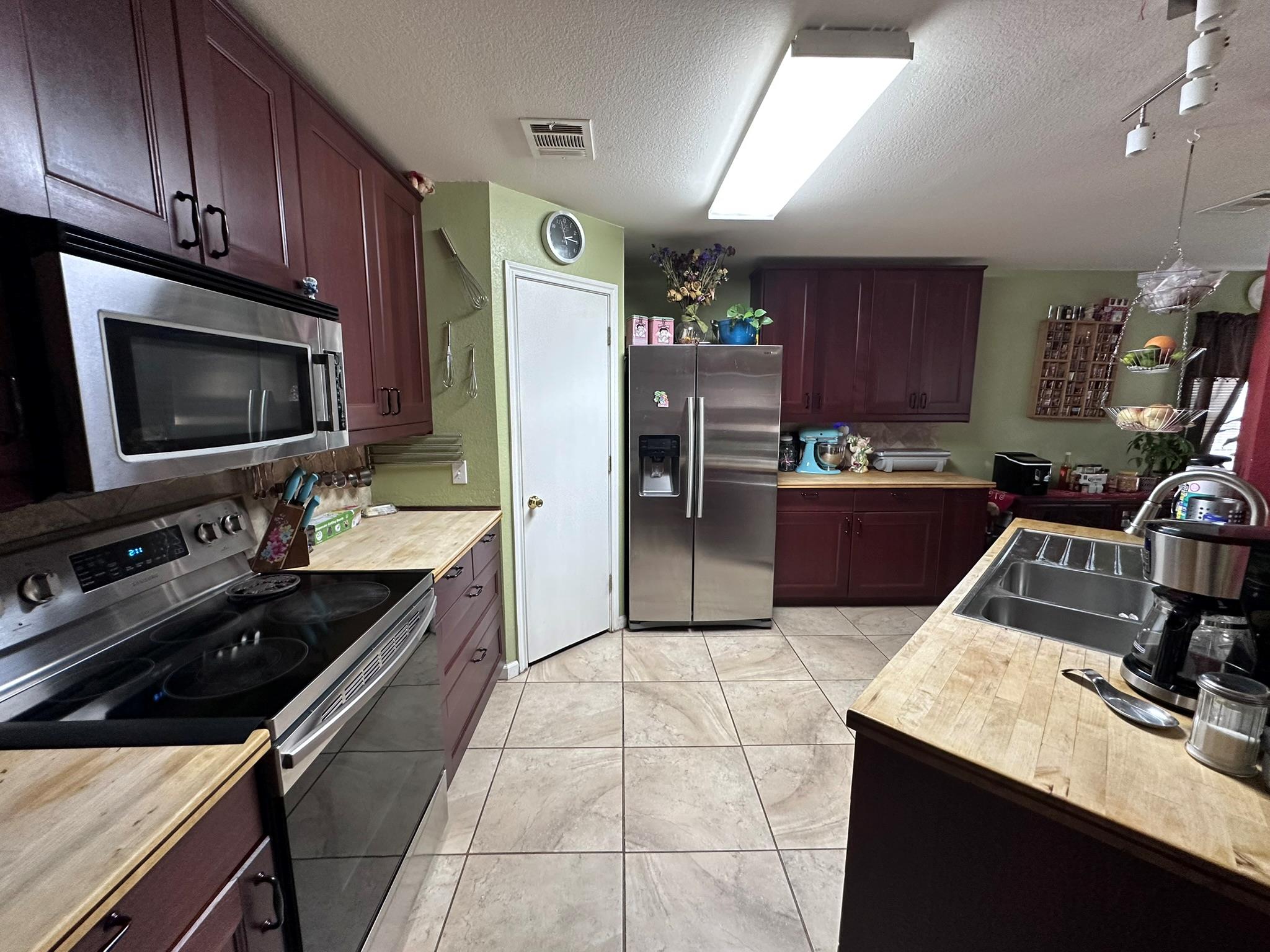 212 Meadow Park Dr Property Photo 4