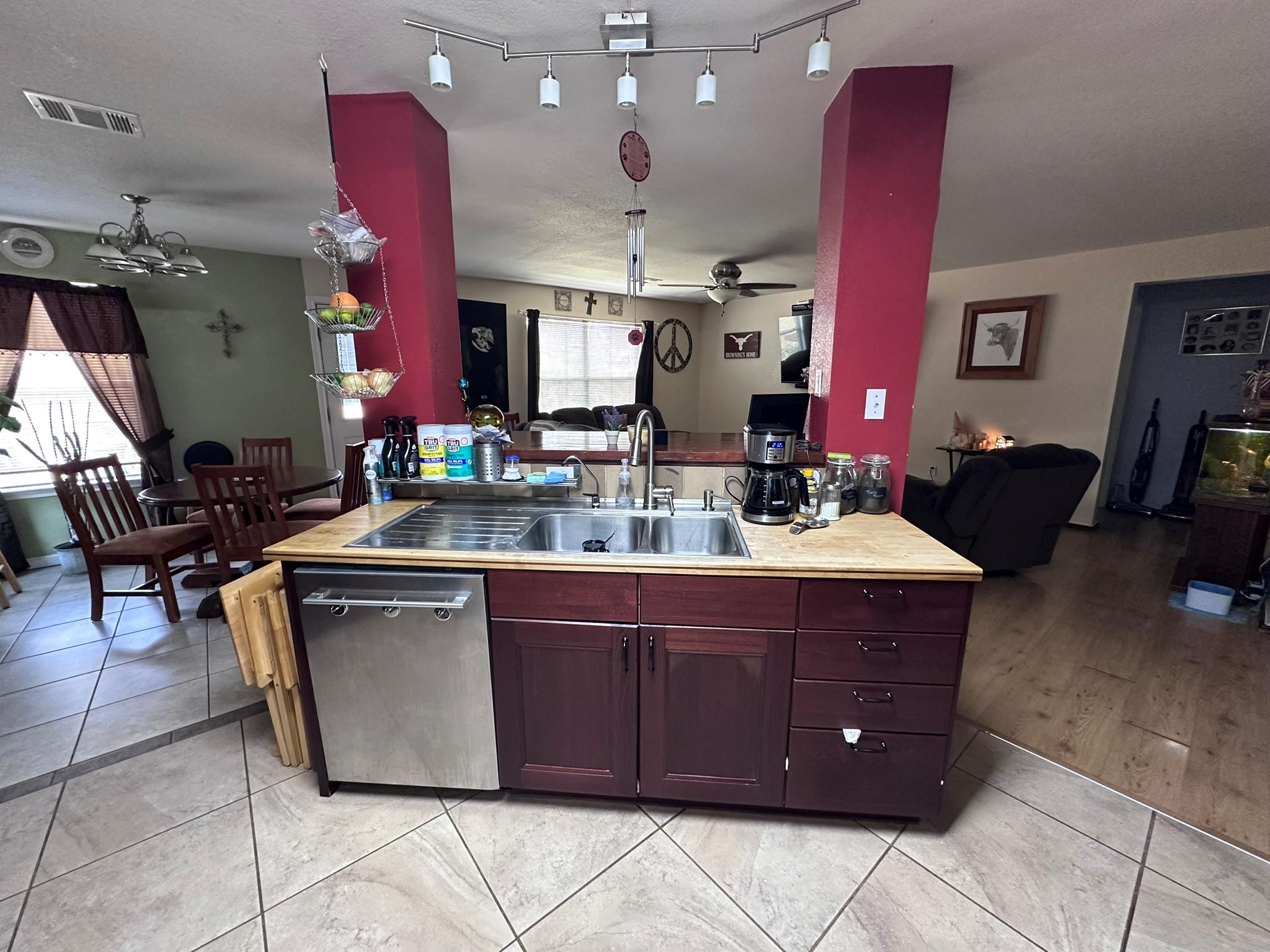 212 Meadow Park Dr Property Photo 6