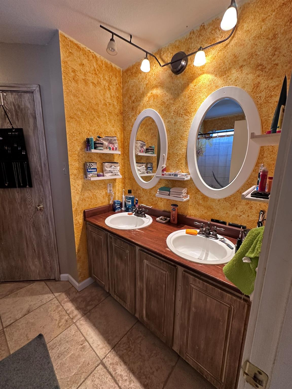 212 Meadow Park Dr Property Photo 8