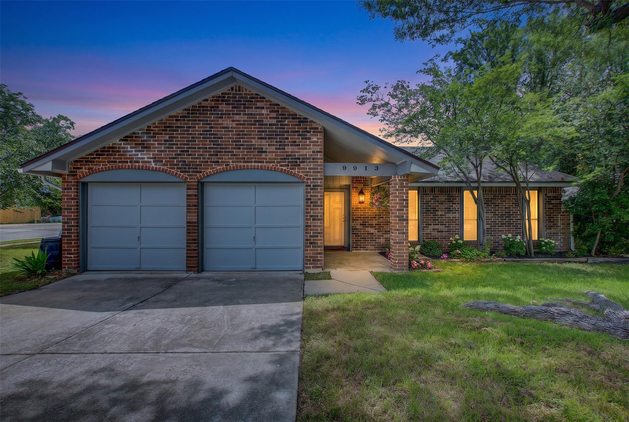 9913 Oak Hollow Dr Property Photo 1