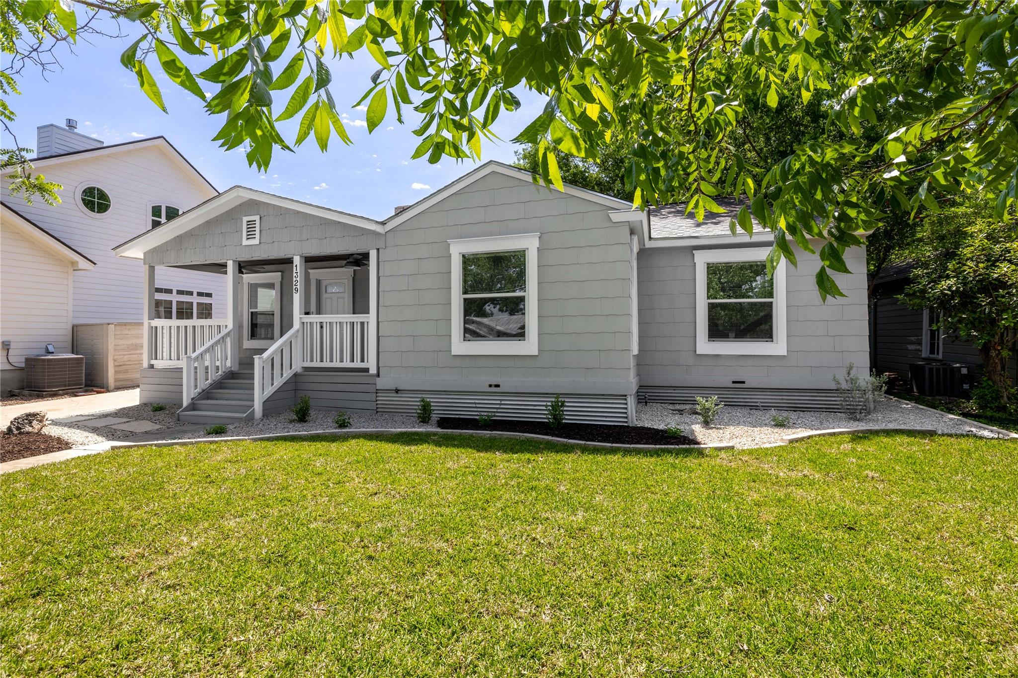 1329 Lee St Property Photo