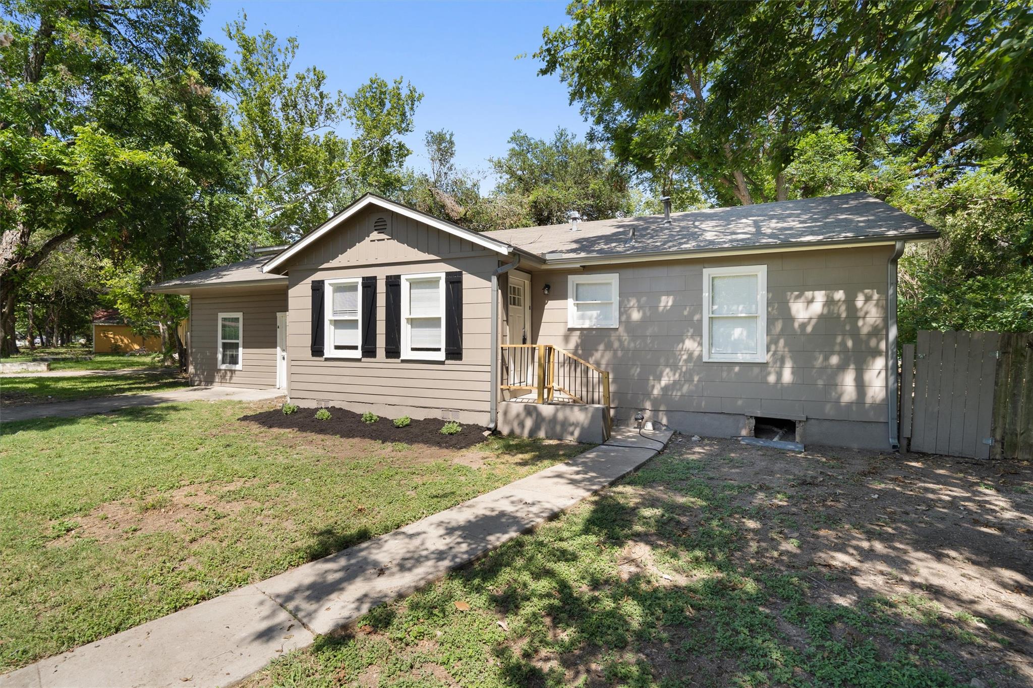 1012 Barbara Dr #b Property Photo 1