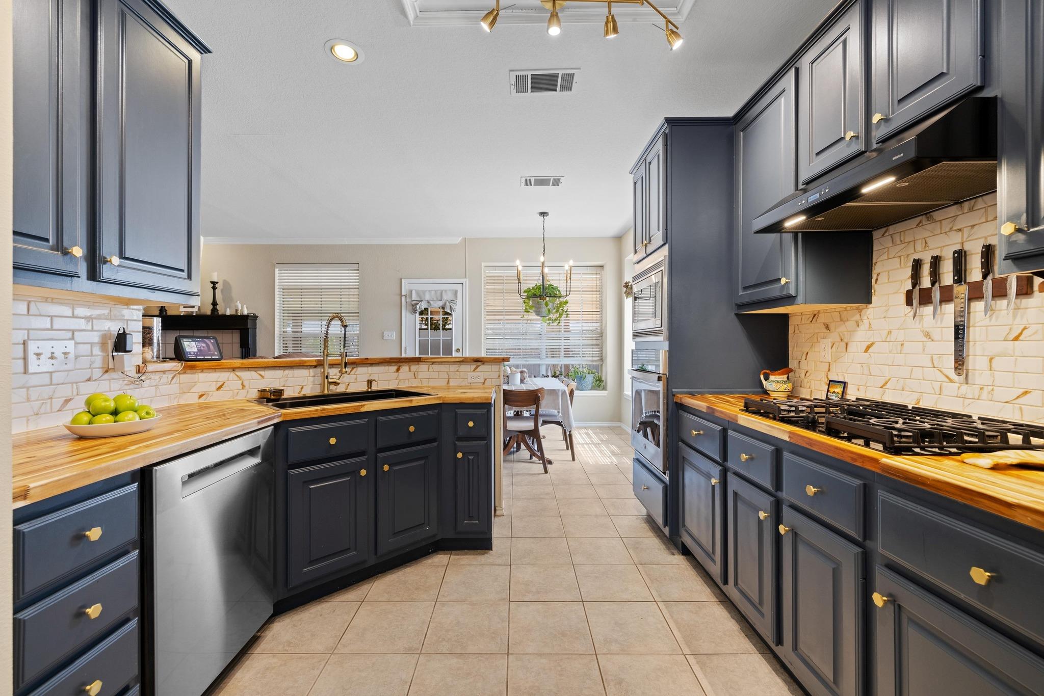 2103 Smoke Tree Trl Property Photo 8