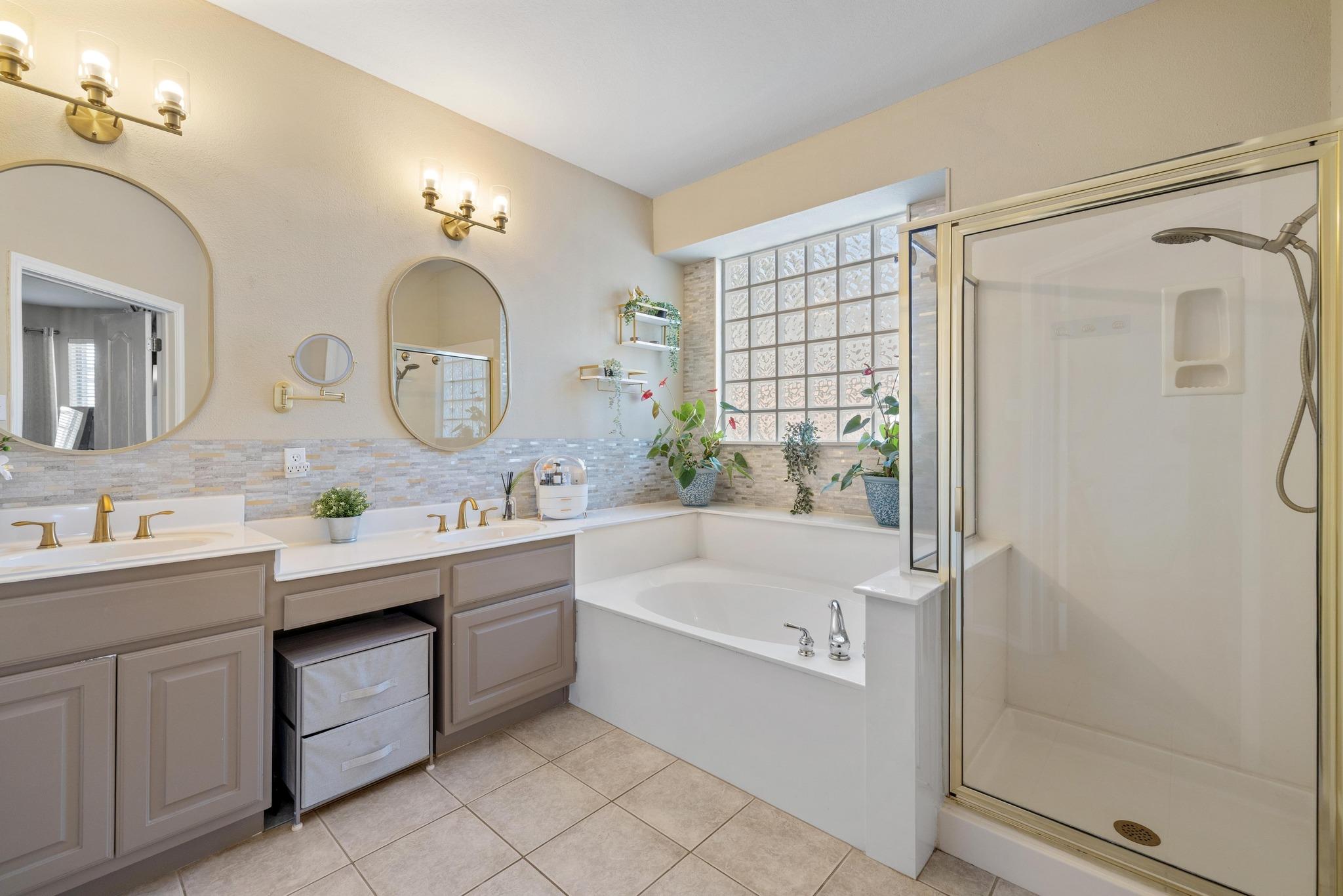 2103 Smoke Tree Trl Property Photo 12