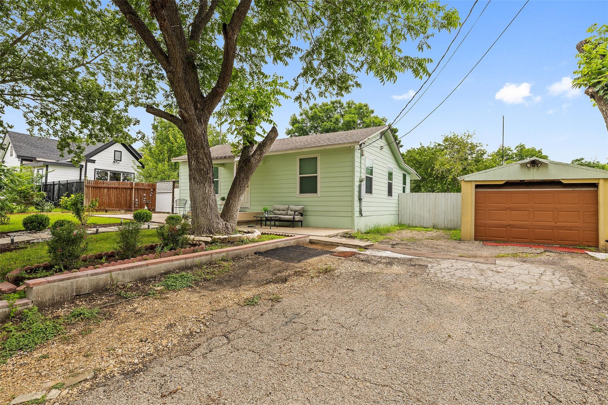 718 Kimbro St Property Photo 3