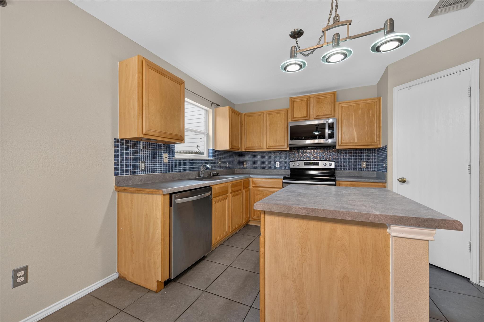 13636 Merseyside Dr Property Photo 16
