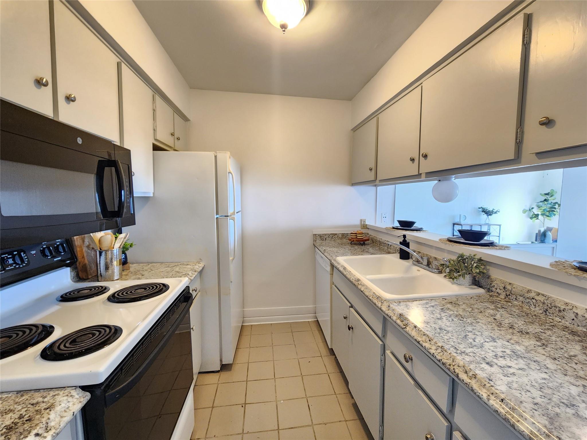 6501 E Hill Dr #121 Property Photo 4