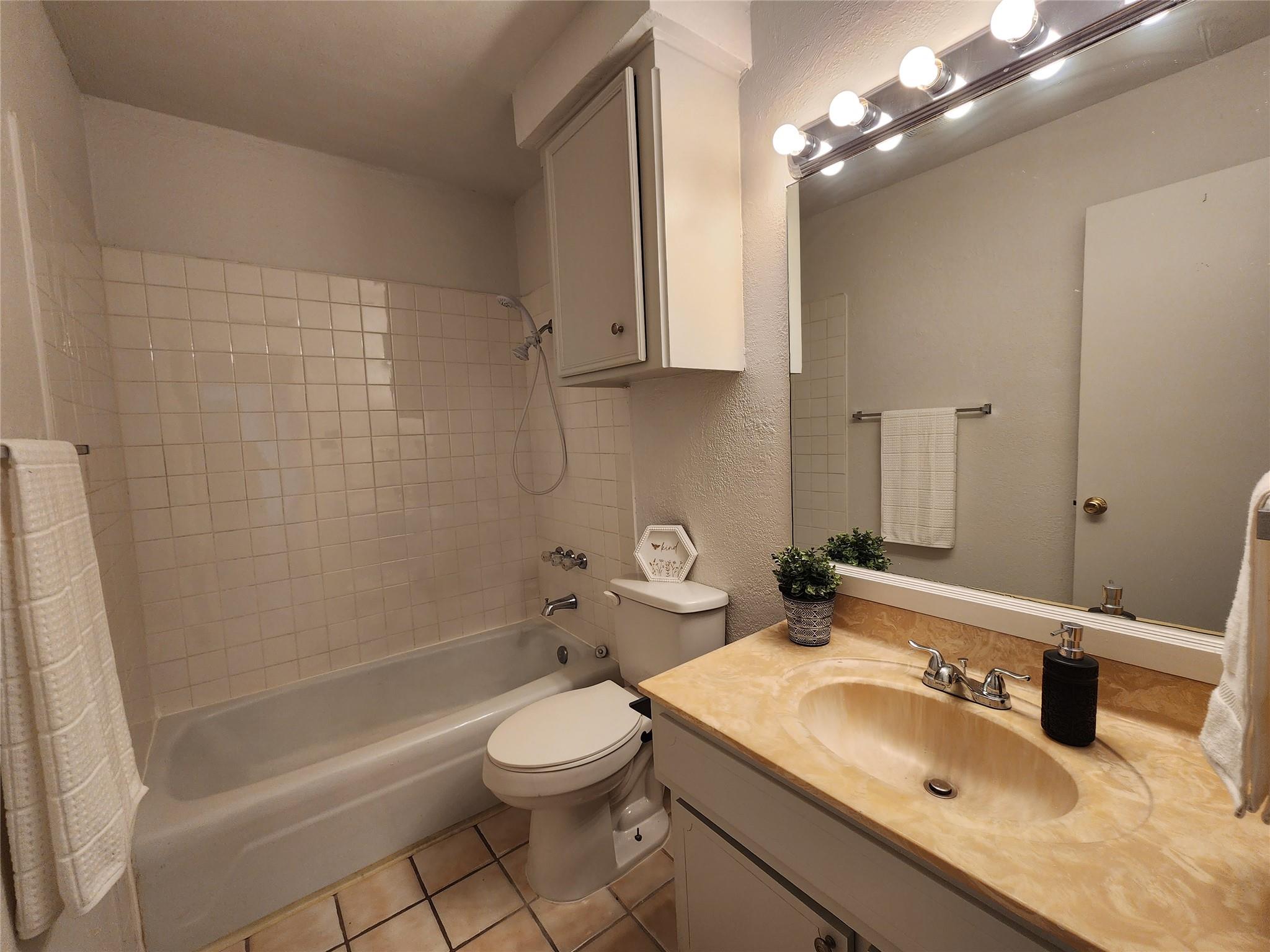 6501 E Hill Dr #121 Property Photo 7