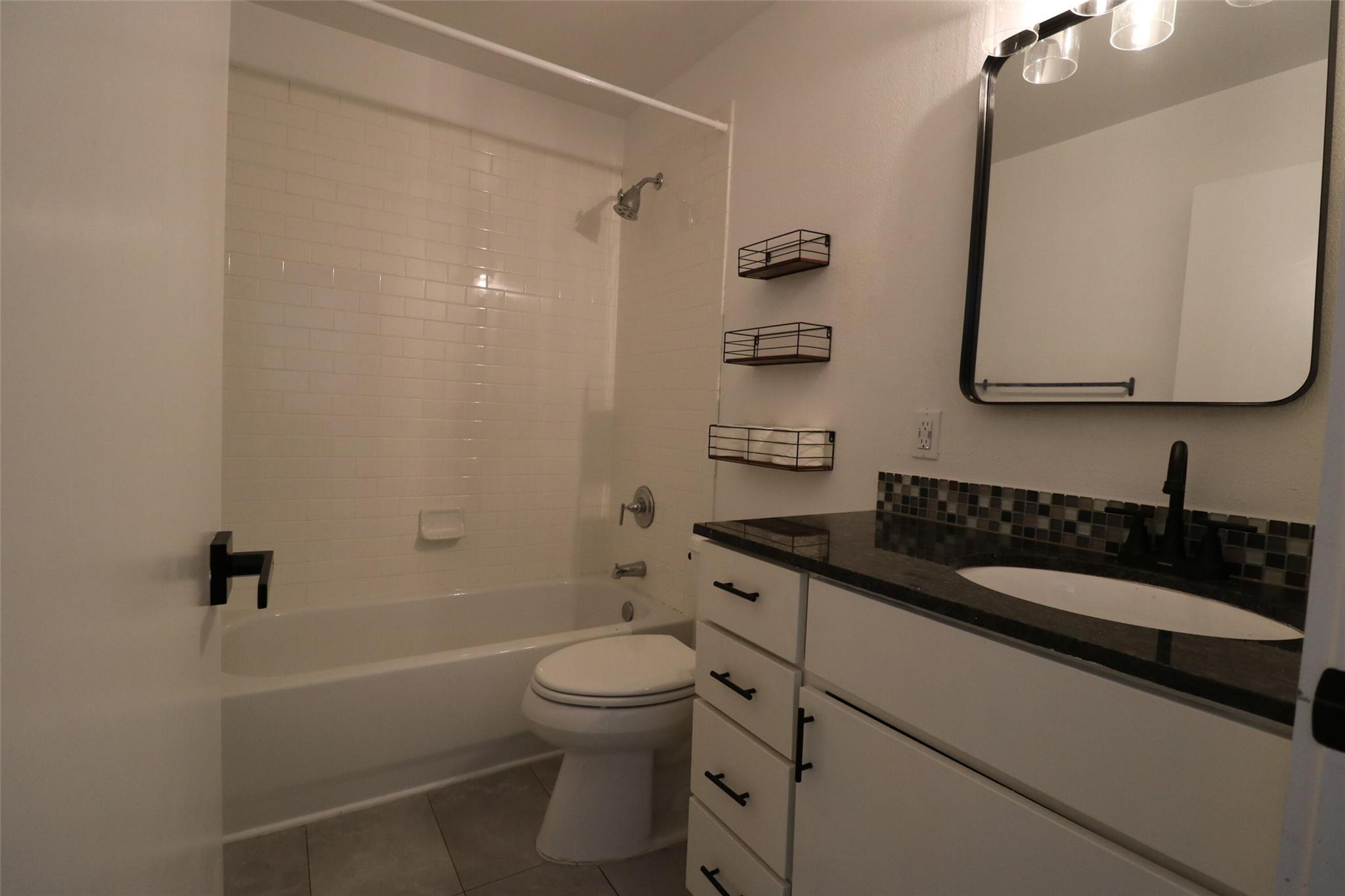 2200 Dickson Dr #124 Property Photo 10