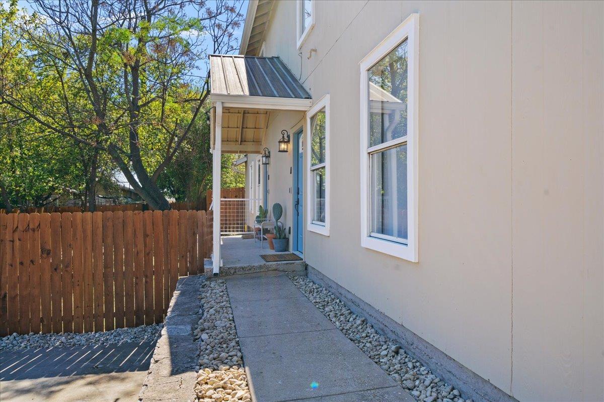 3107 E 13th St #b Property Photo 3