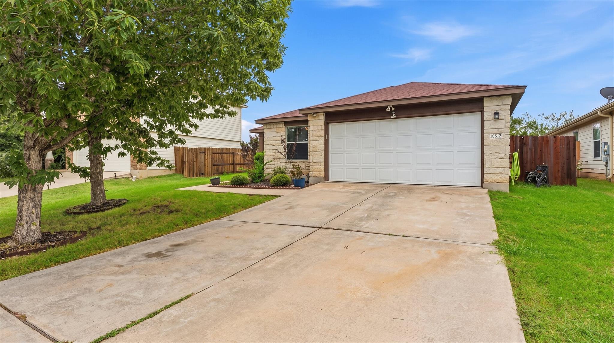 18512 Great Falls Dr Property Photo 2