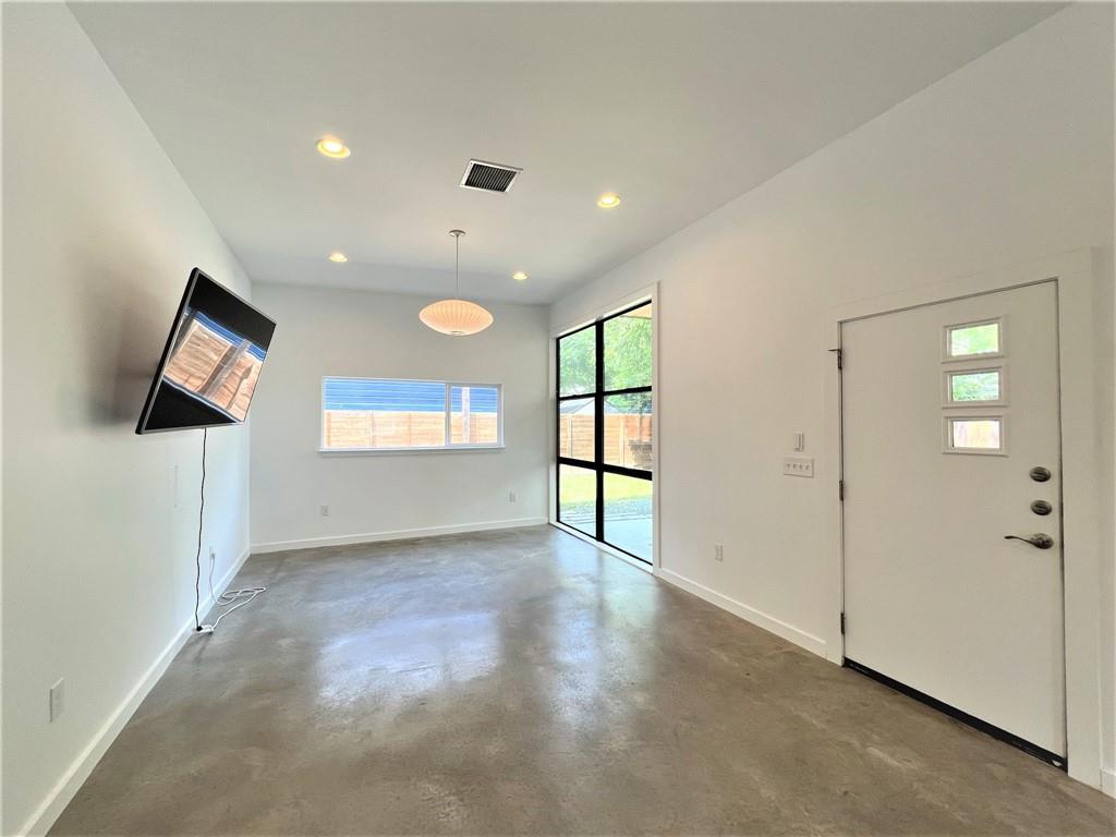 2103 E 14th St #b Property Photo 2