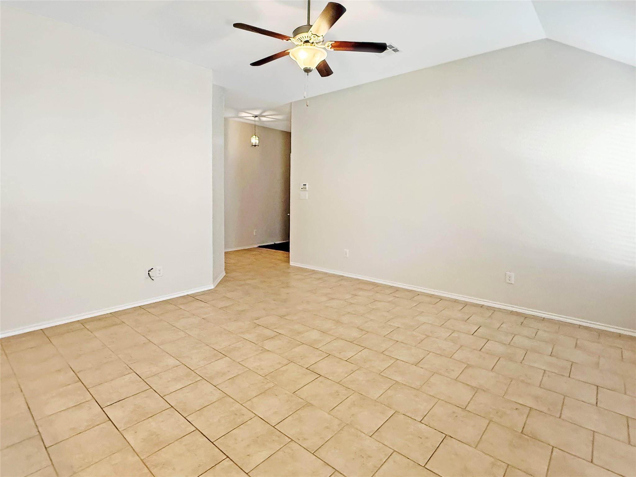 437 Travertine Trl Property Photo 4