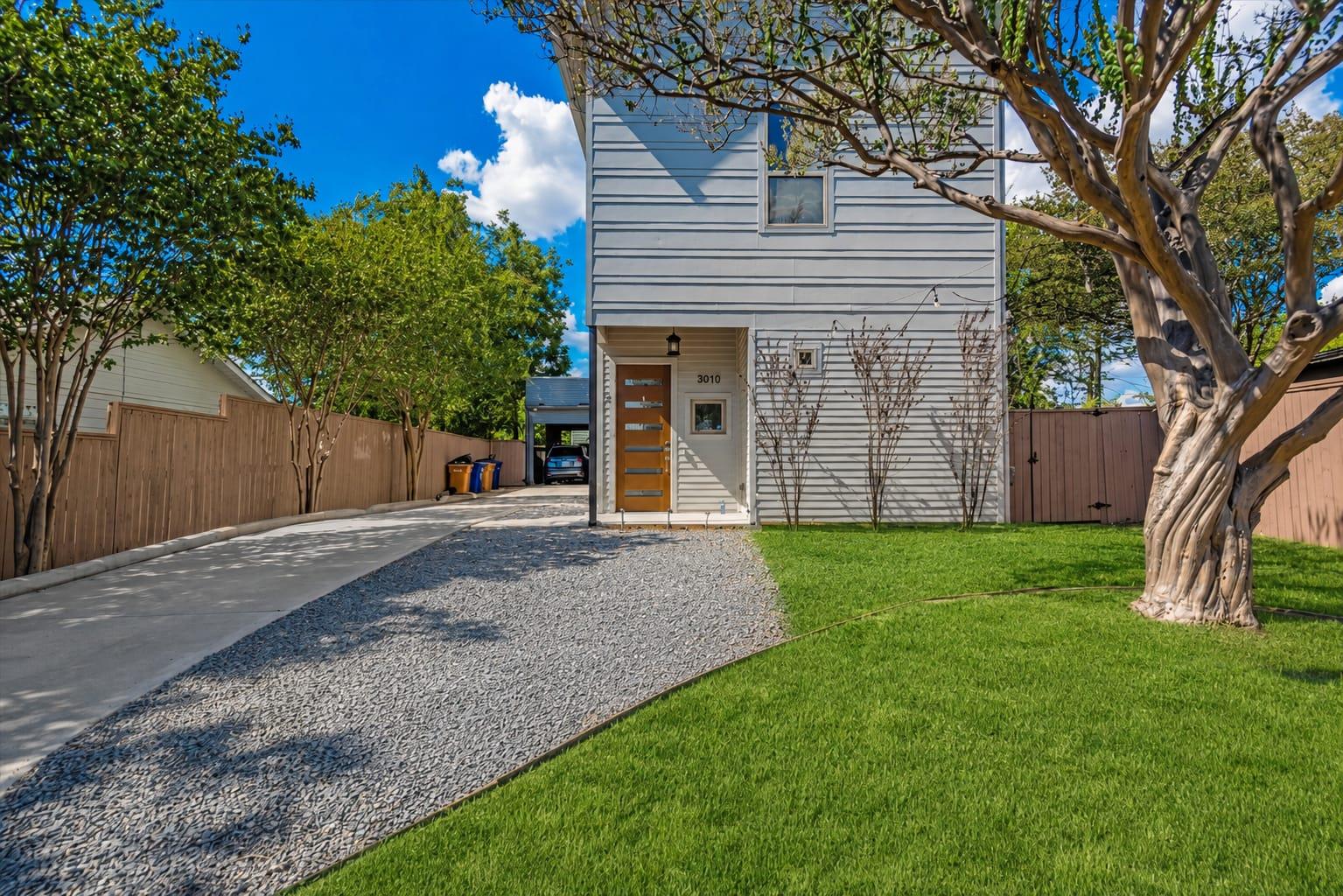3010 E 18th 1/2 St #a Property Photo 3