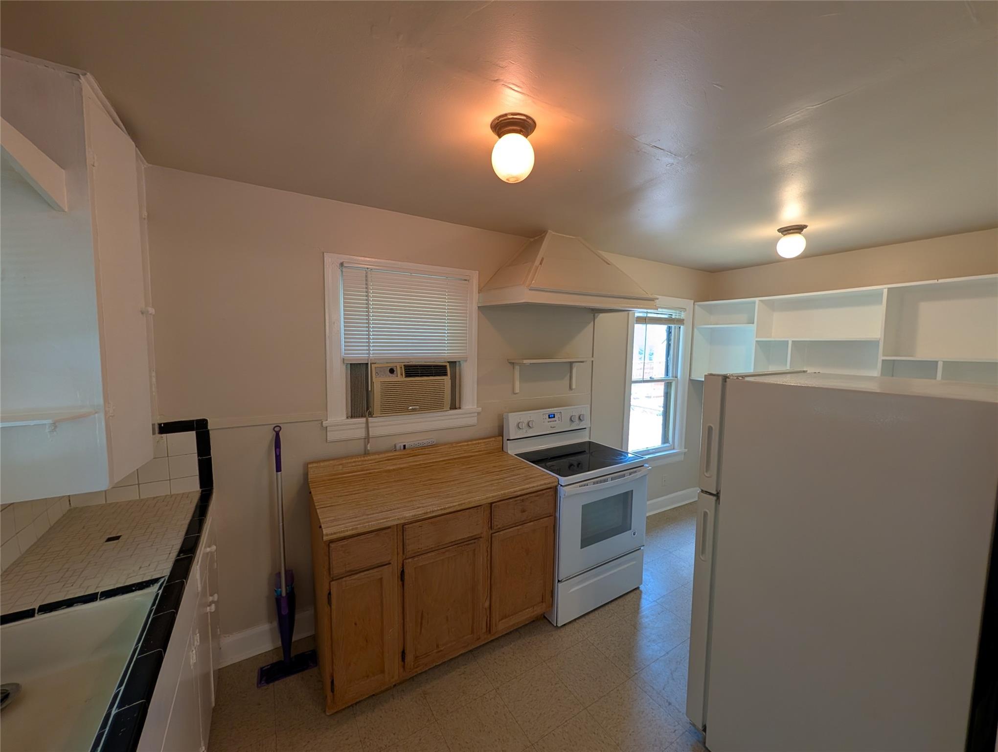 304 E 42nd St Property Photo 9
