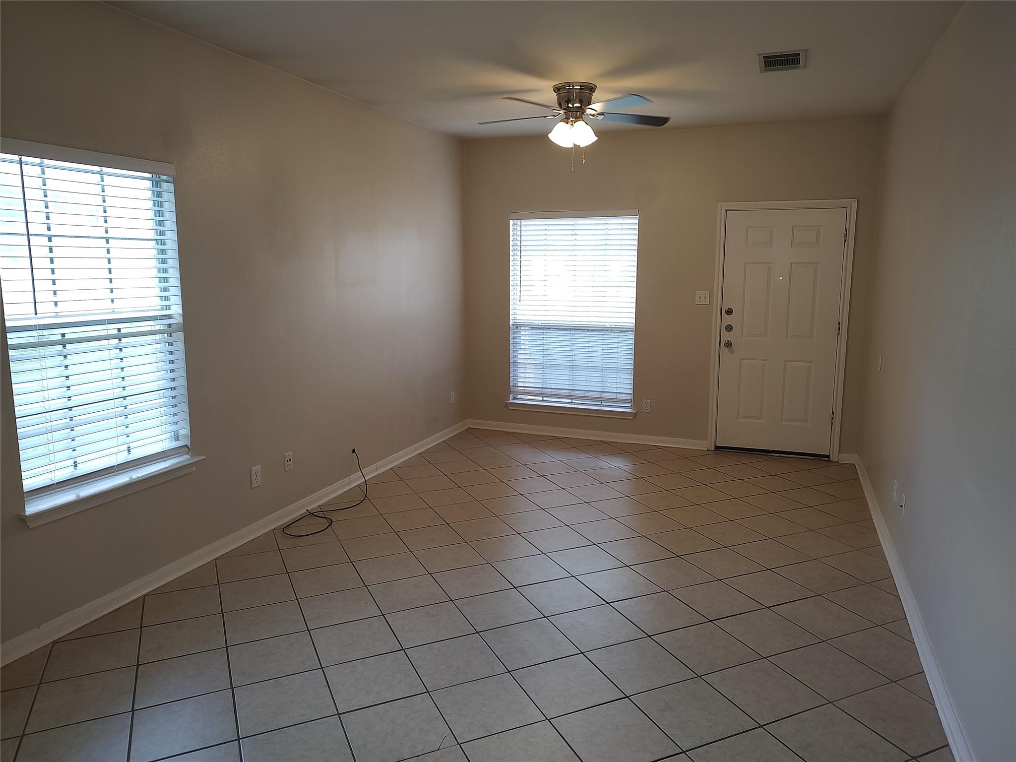 2206 S Bagdad Rd #b Property Photo 2