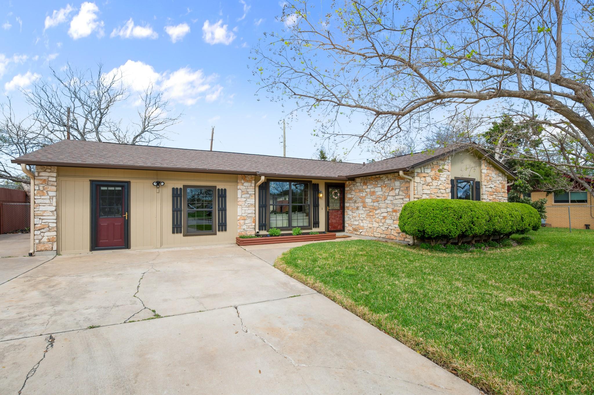 1302 Meadows Dr Property Photo 1