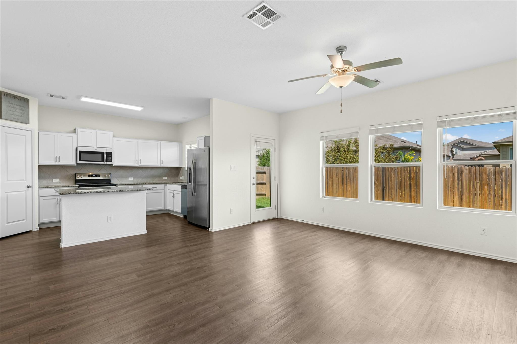 513 Circle Way Property Photo 3