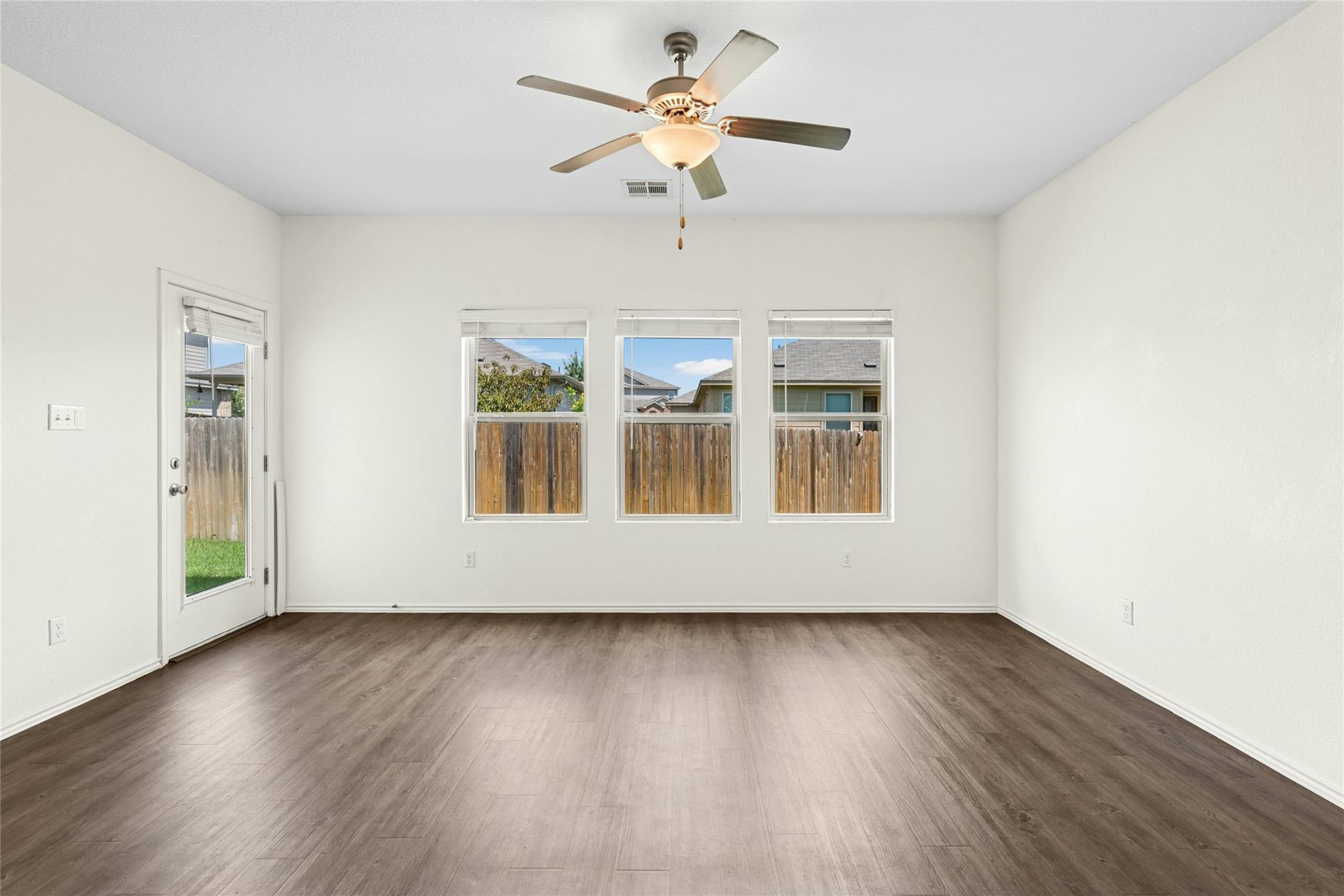 513 Circle Way Property Photo 5