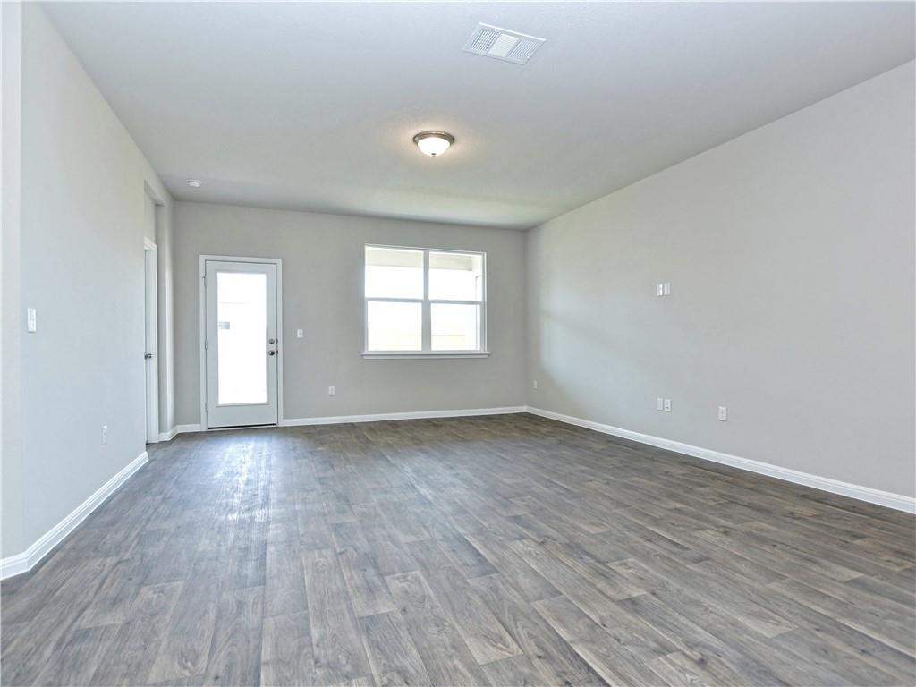 110 S Deep Eddy Cv Property Photo 8