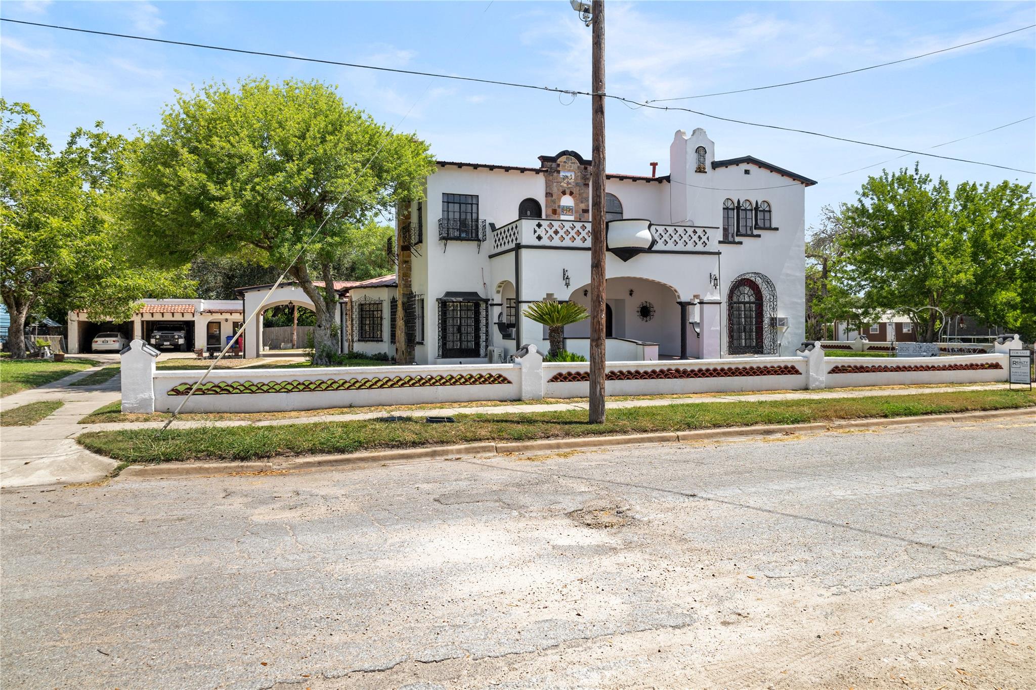 400 W St Charles Ave