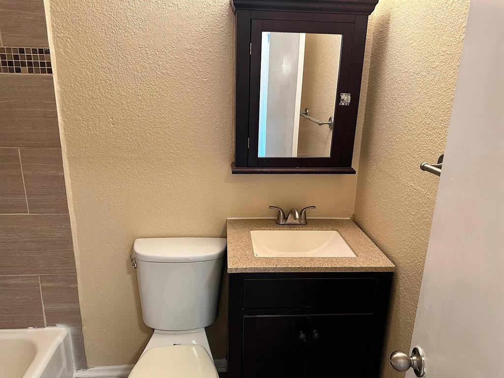 2401 Manor Rd #220 Property Photo 1