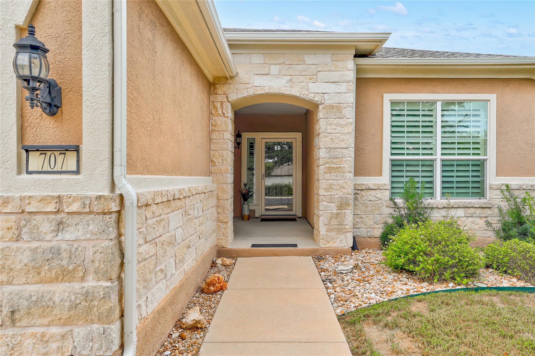707 Apache Mountain Ln Property Photo 4