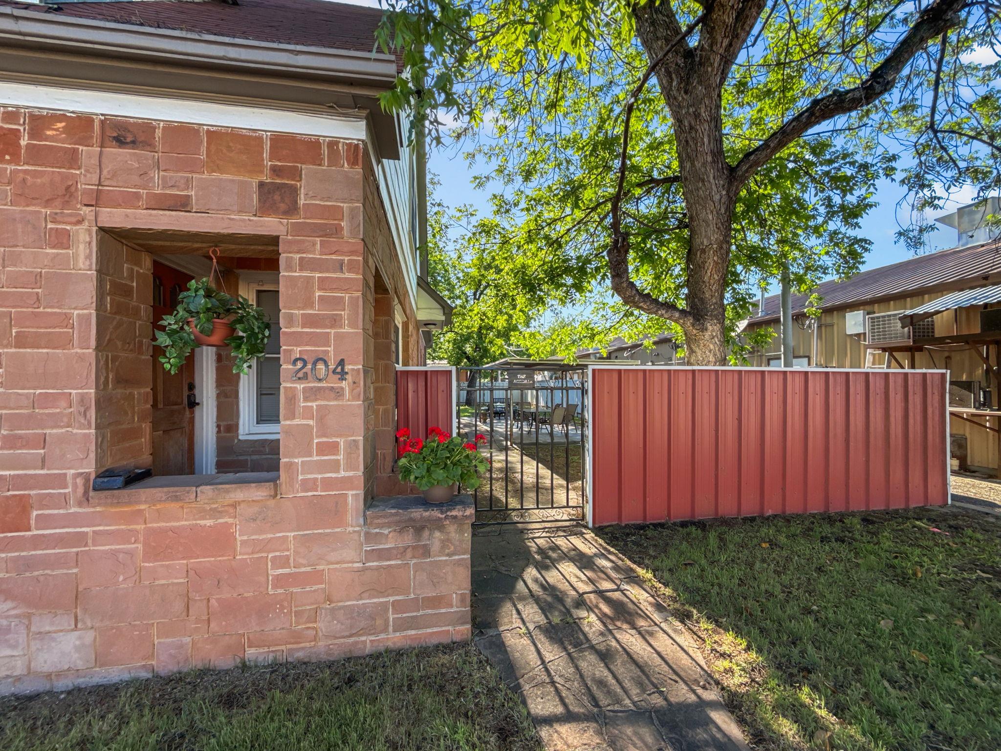 206 S Clear St Property Photo 2
