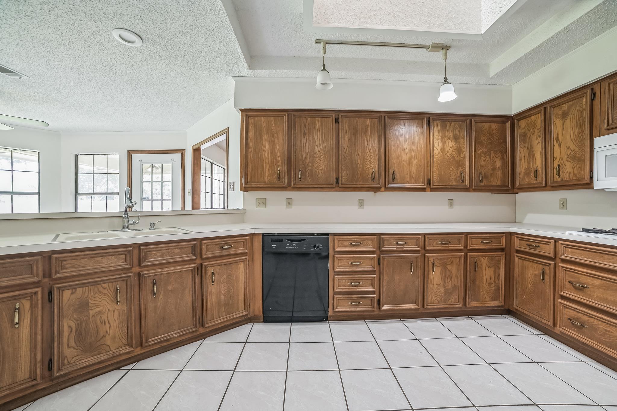 601 Cedar Ridge Dr Property Photo 6