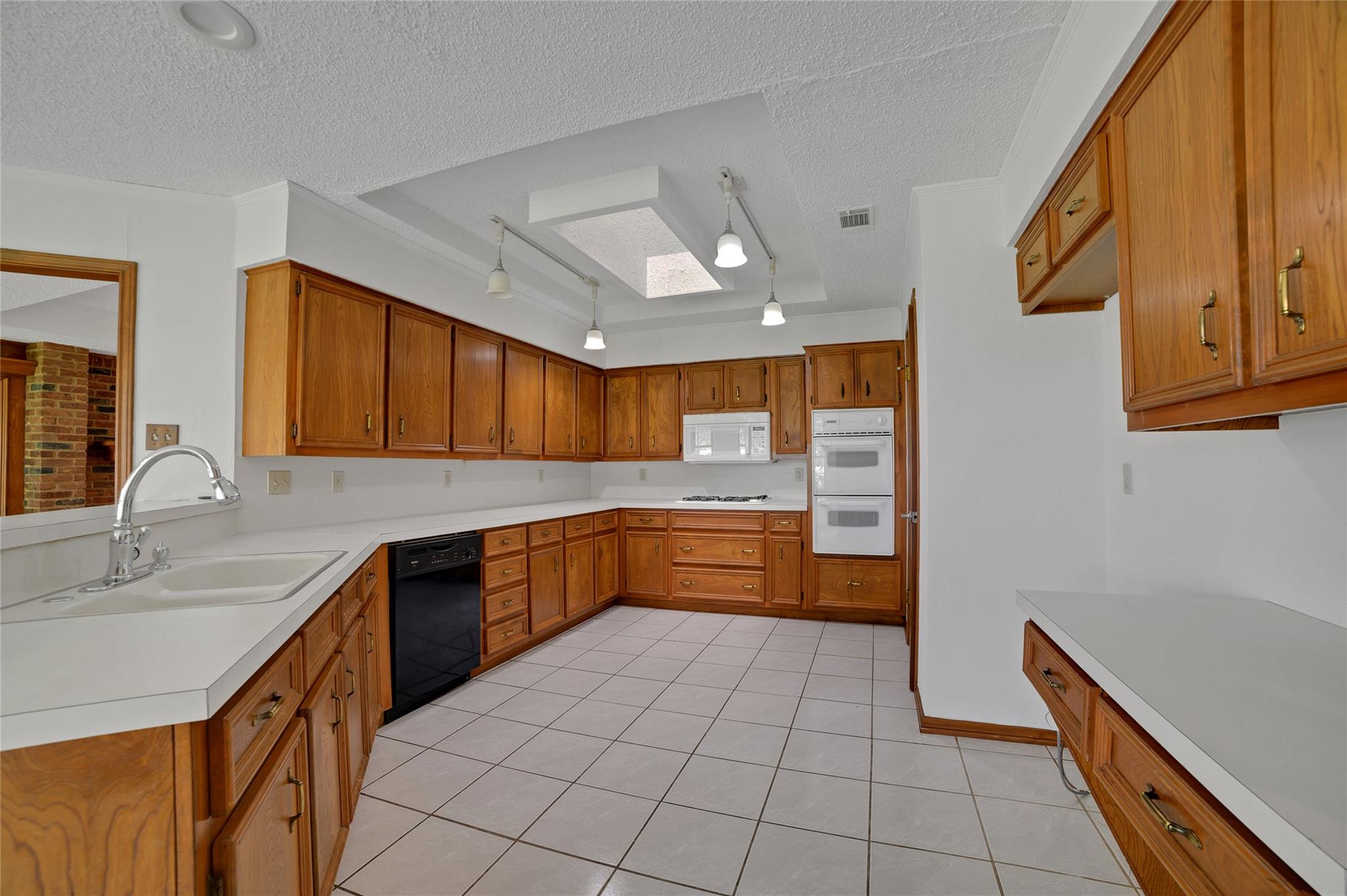 601 Cedar Ridge Dr Property Photo 8