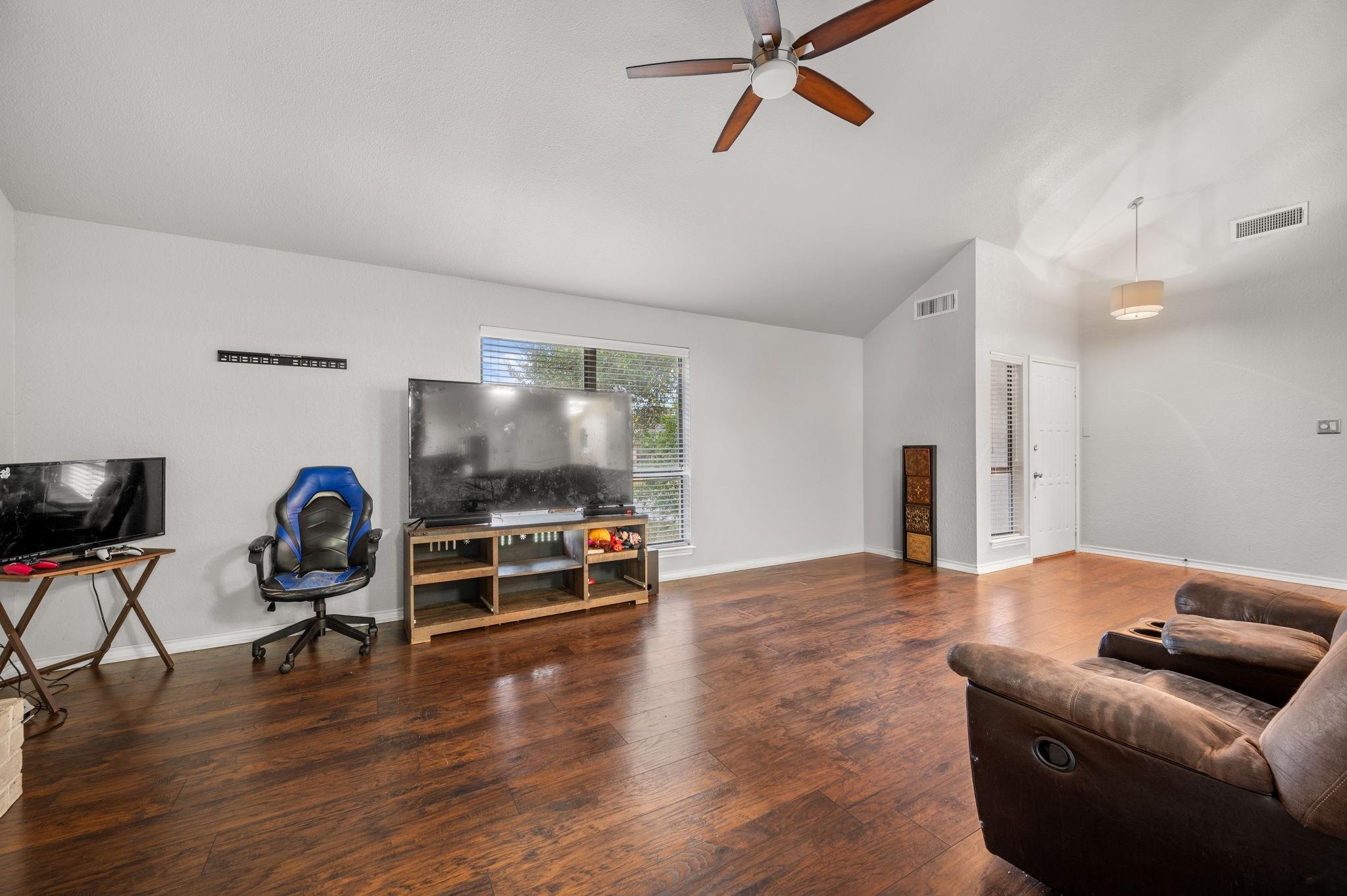 4401 Stagecoach Trl Property Photo 7