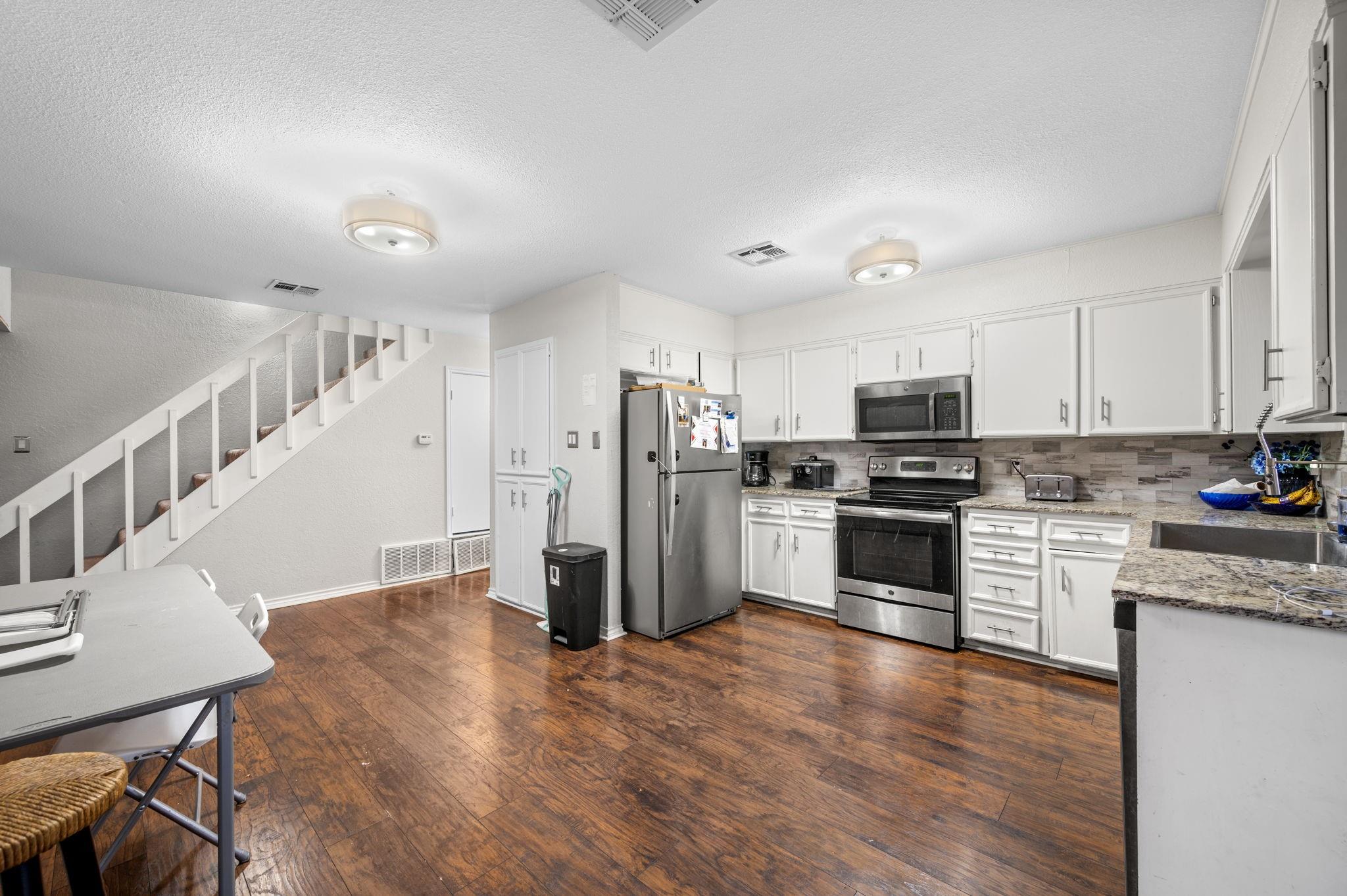 4401 Stagecoach Trl Property Photo 8