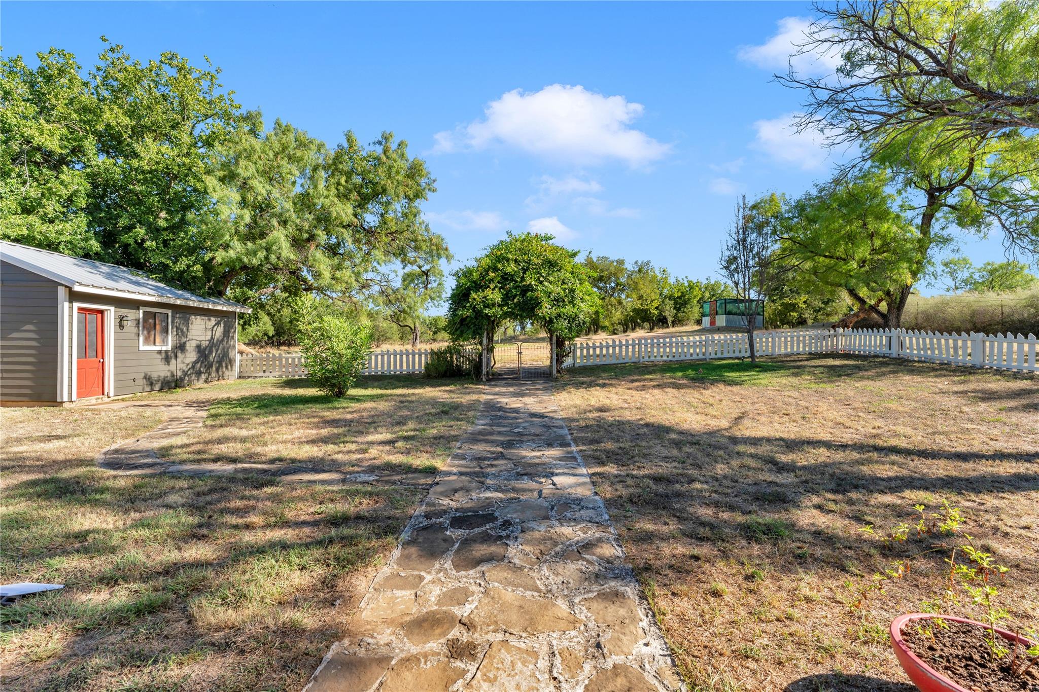 211 Riverside Dr W Property Photo 34