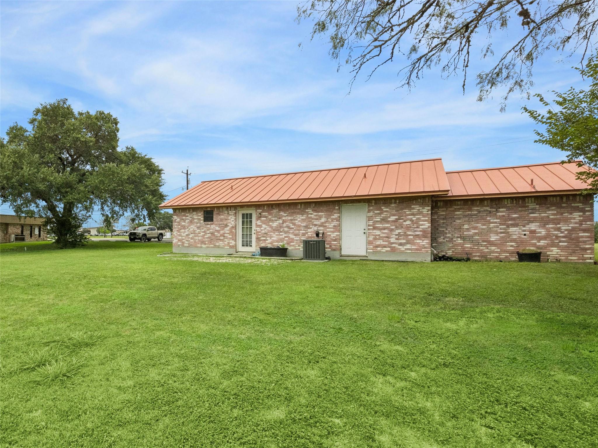 1103 N Sarah Dewitt Dr N Property Photo 18