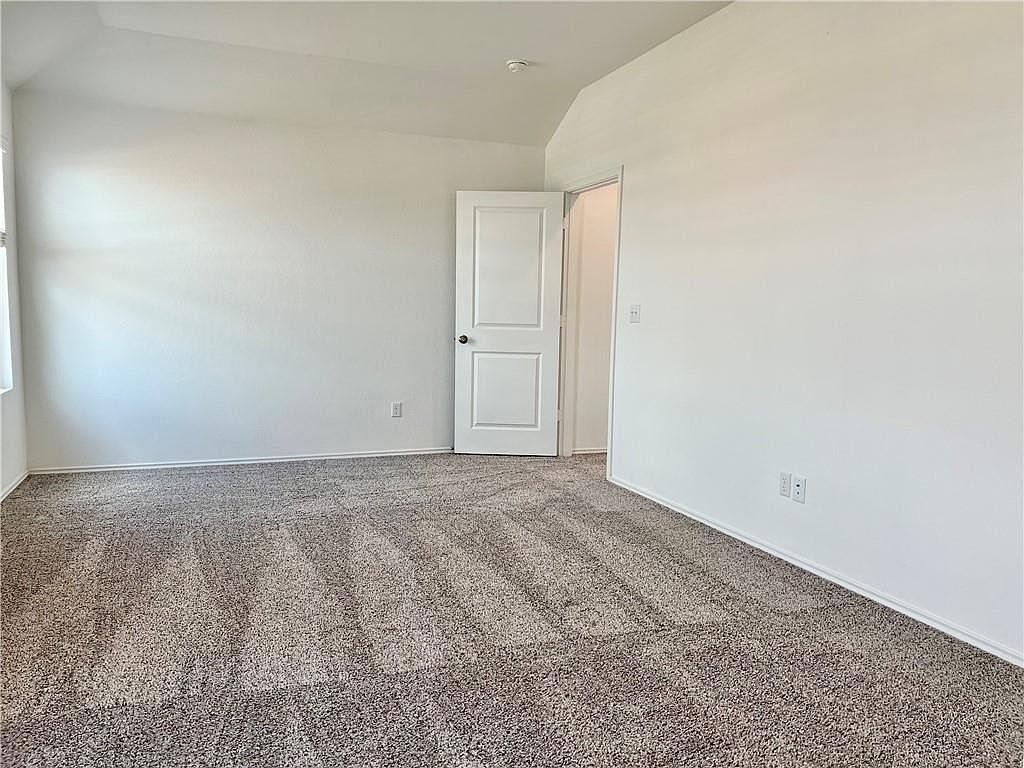 290 Silver Glen Dr Property Photo 11