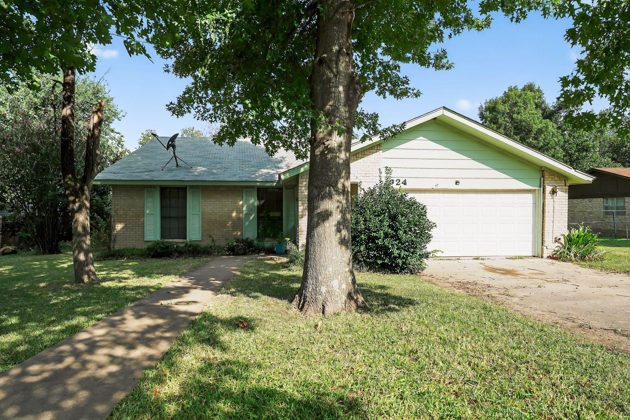 324 Mcclendon Dr Property Photo 1