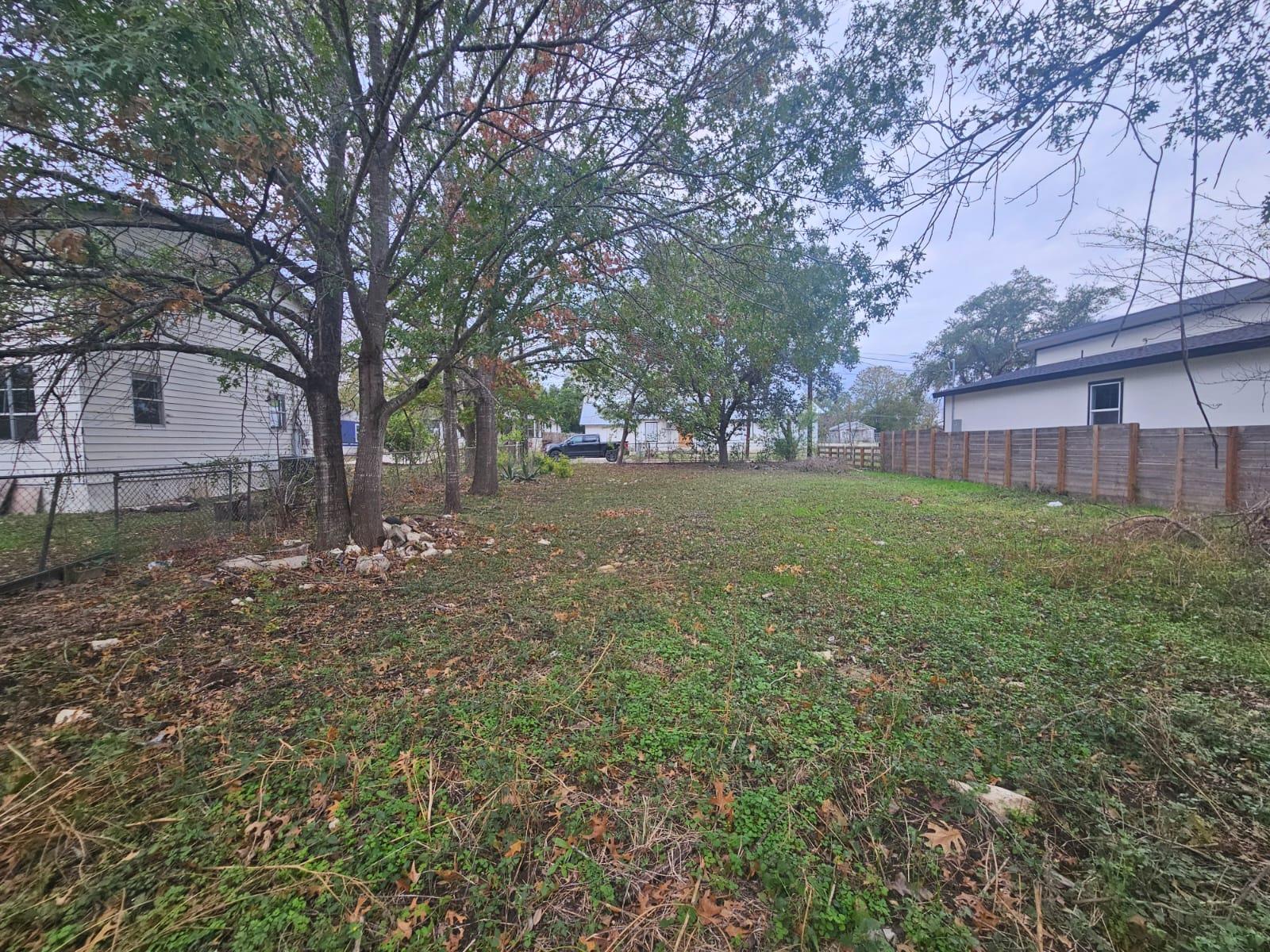514 San Saba St Property Photo 3
