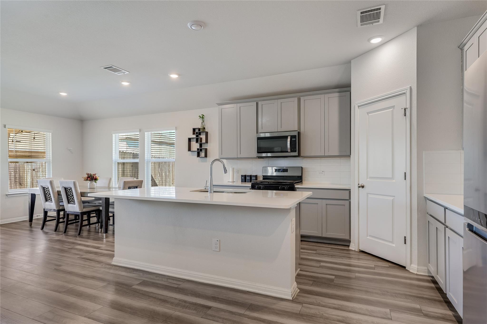 406 Grasslands Trl Property Photo 8