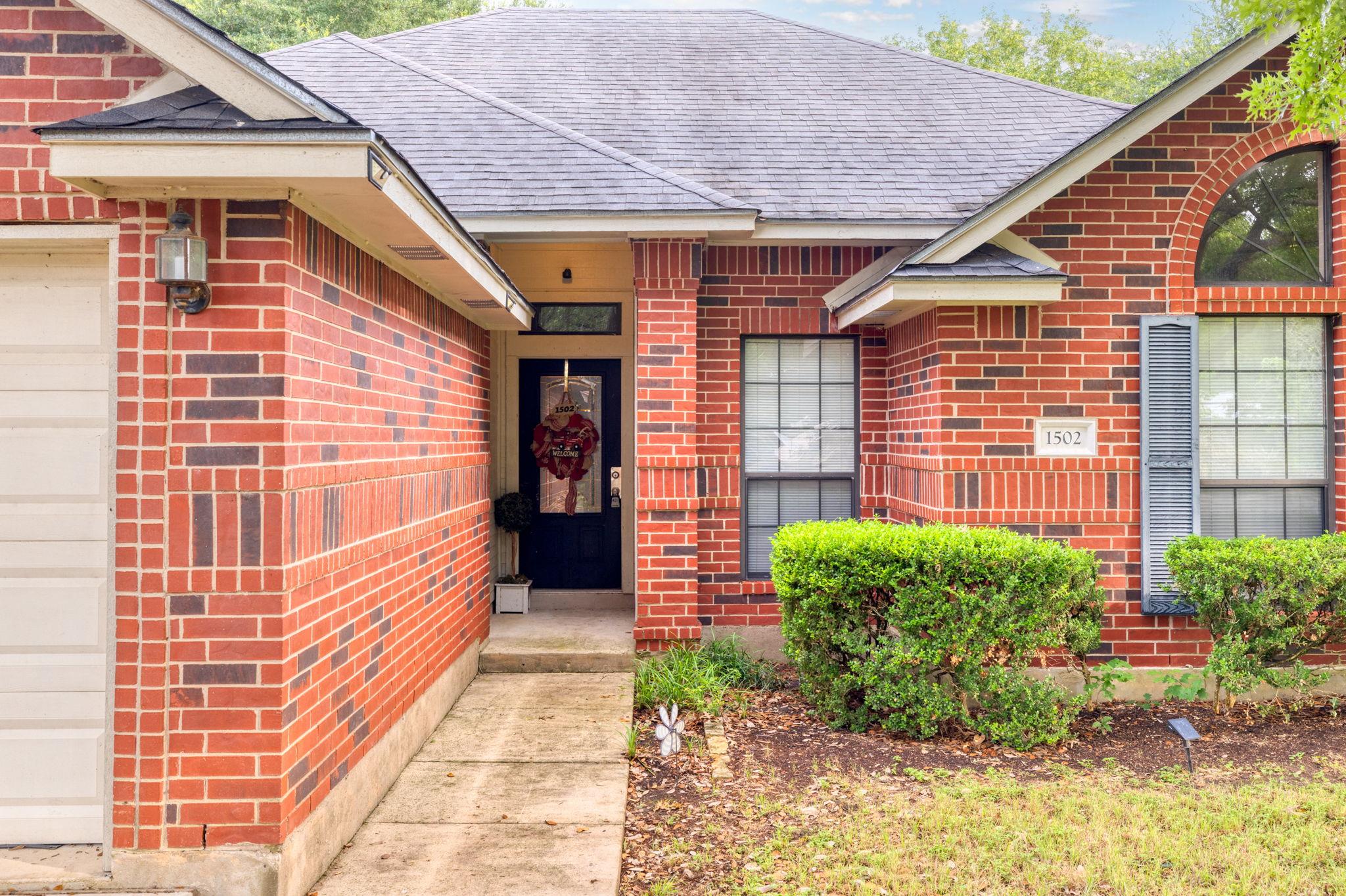 1502 Oak Knoll Ln Property Photo 2
