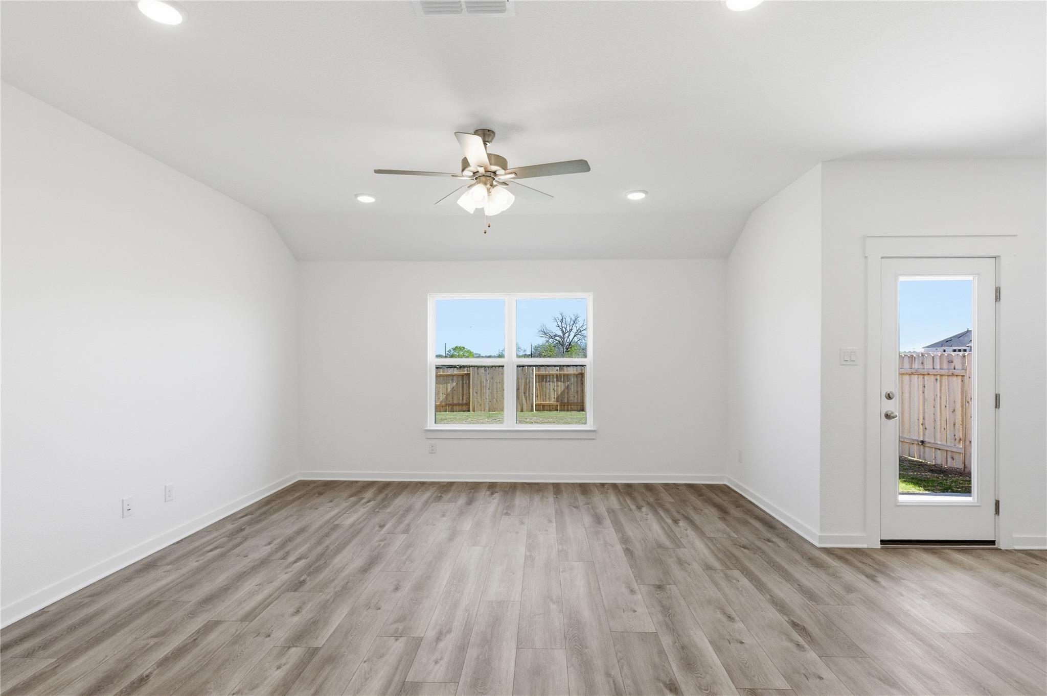 191 Oriole St Property Photo 2