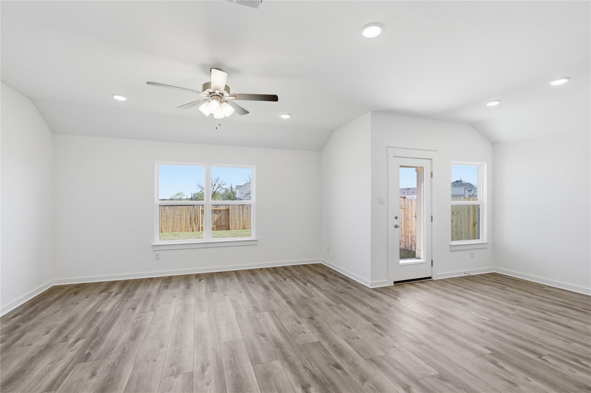 191 Oriole St Property Photo 3