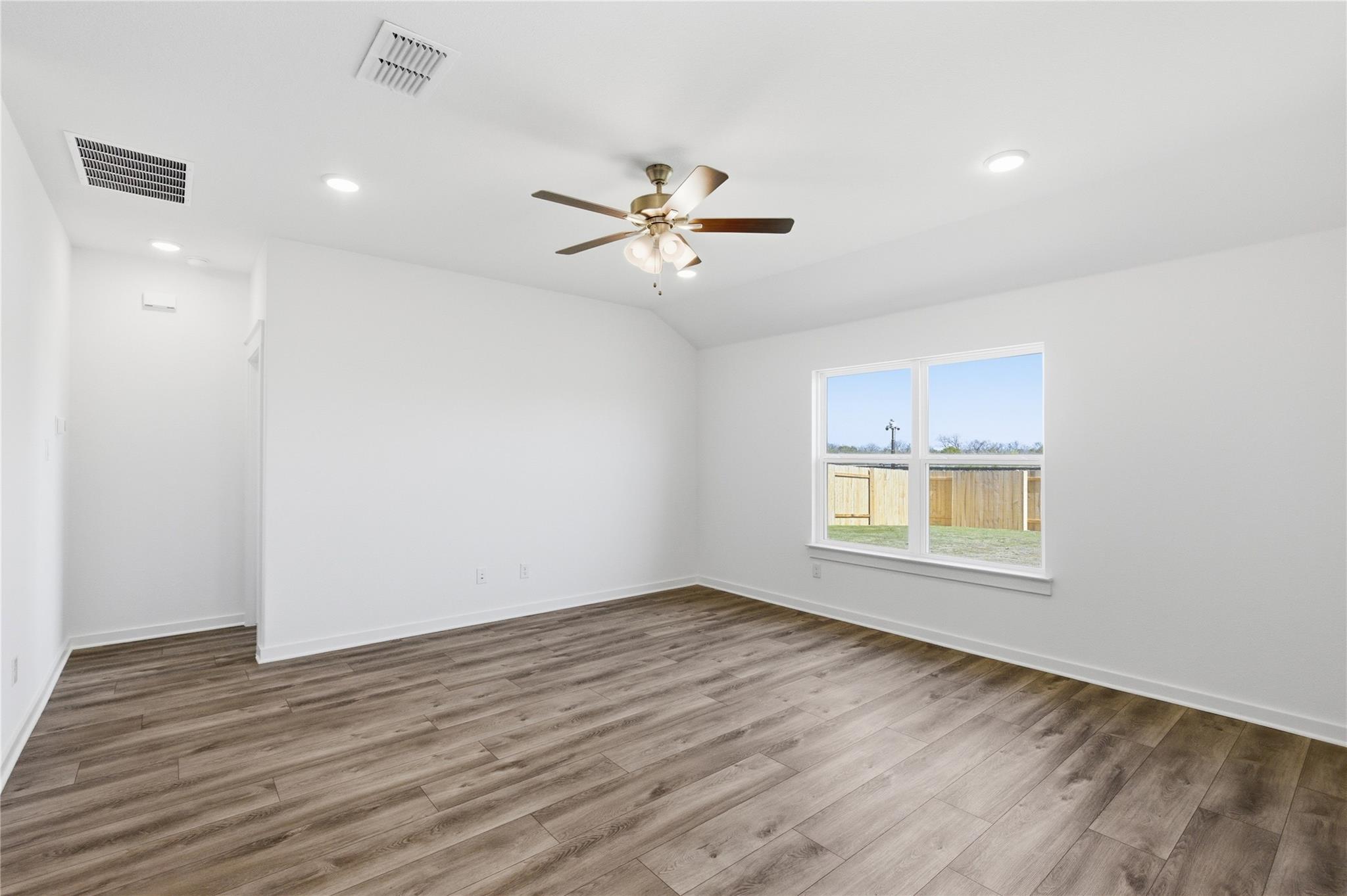 191 Oriole St Property Photo 4
