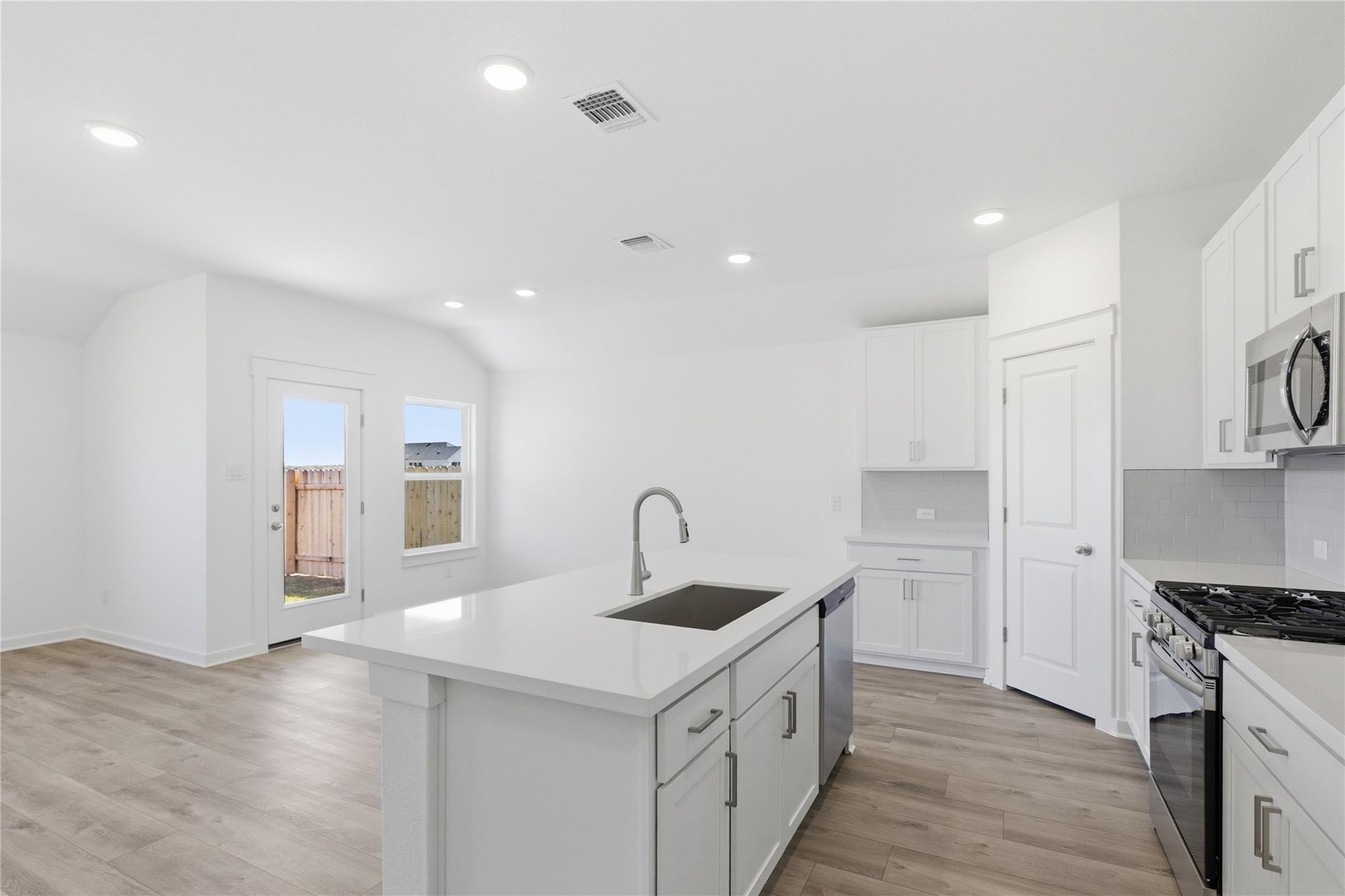 191 Oriole St Property Photo 8
